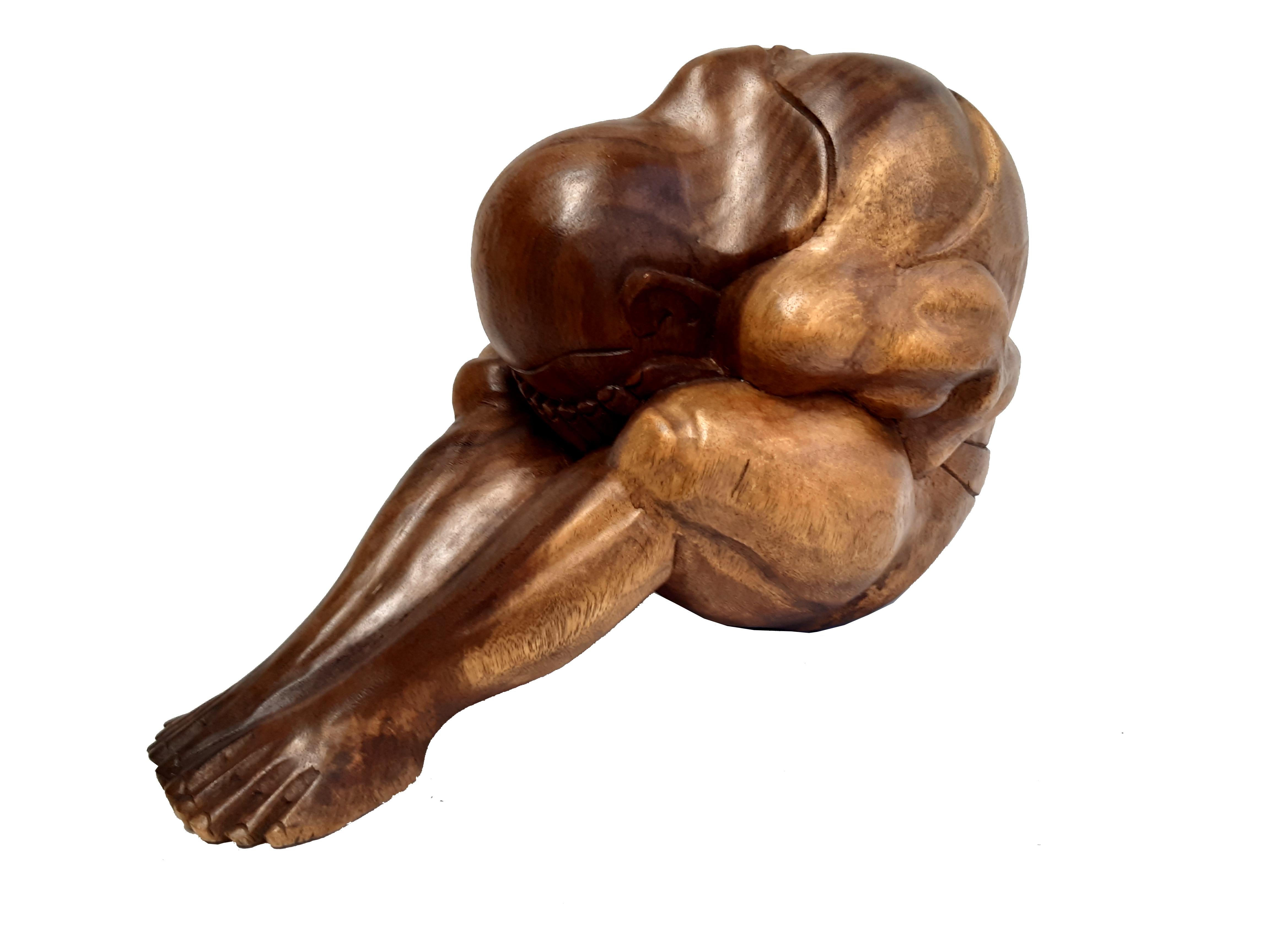 Hand-Carved Art Déco Holzfigur sitzender Mann wooden sculture For Sale