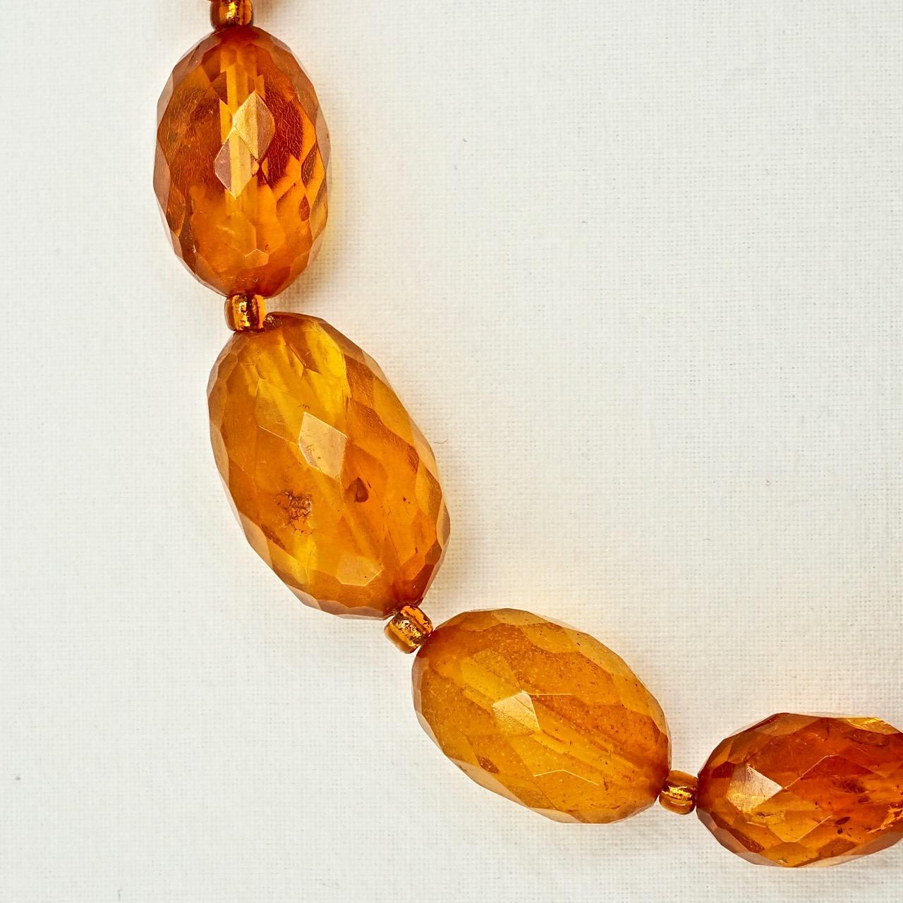 Art Deco abgestufte facettierte Perlenkette aus Honig-Bernstein (Art déco) im Angebot