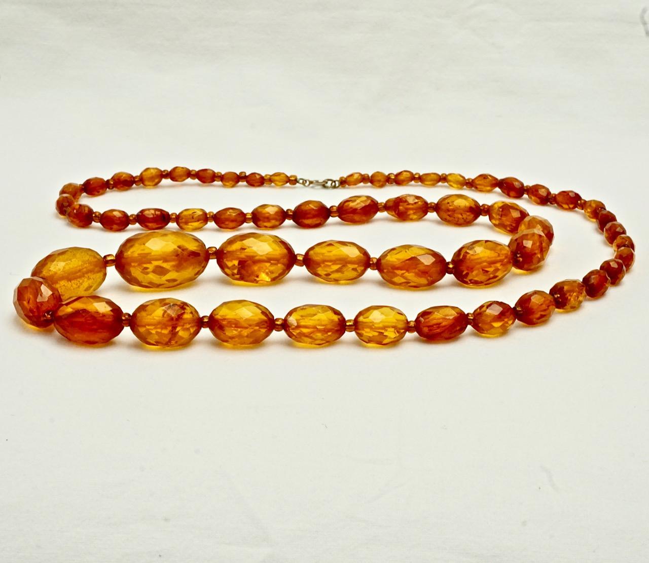 Taille ovale Collier de perles à facettes graduées en ambre miel Art Déco en vente
