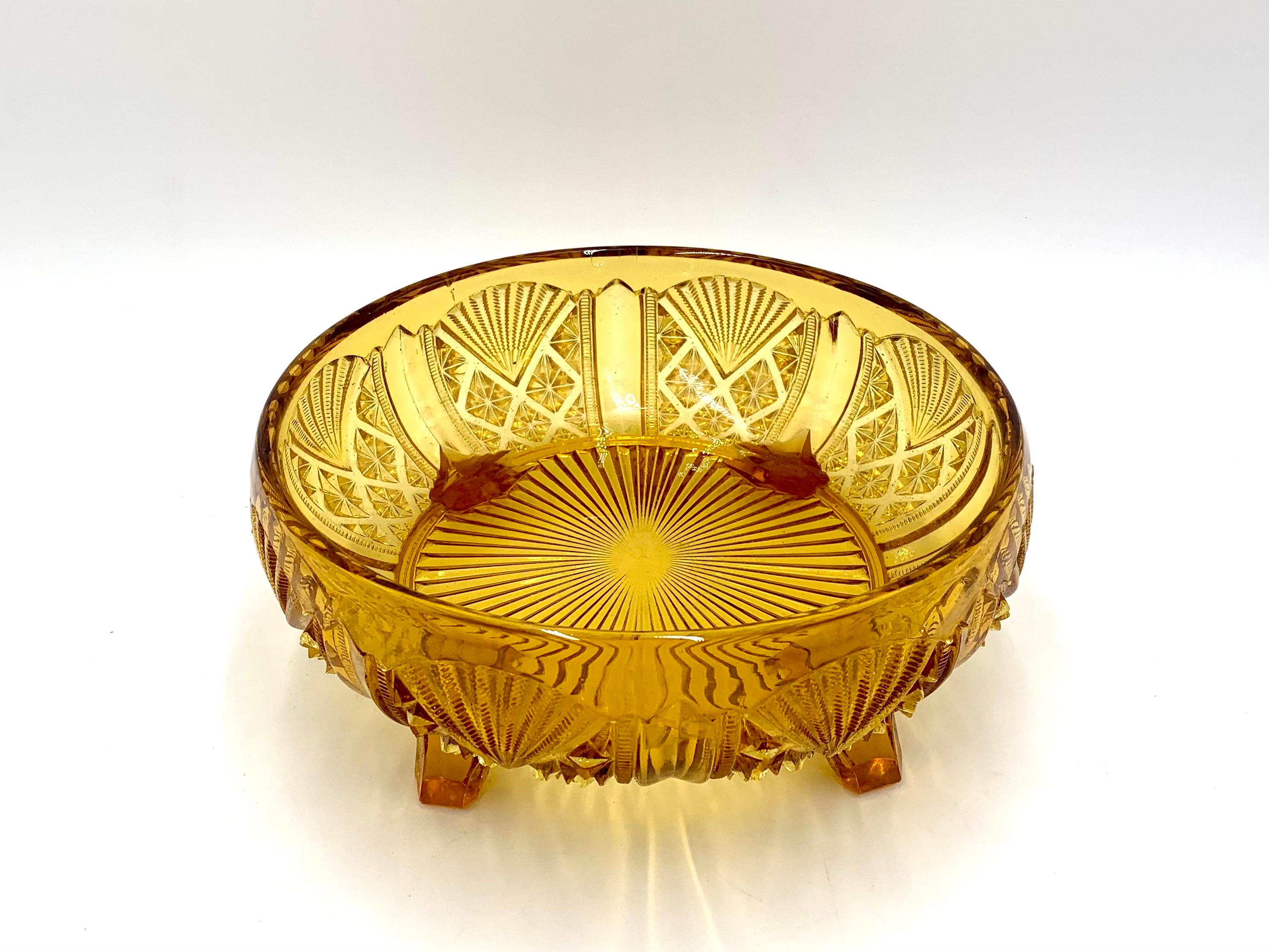 Art Deco honey bowl supported on four legs made of pressed glass

It comes from around 1930.

One leg is slightly damaged

Measures: height 9.5 cm, diameter 21.5 cm.
