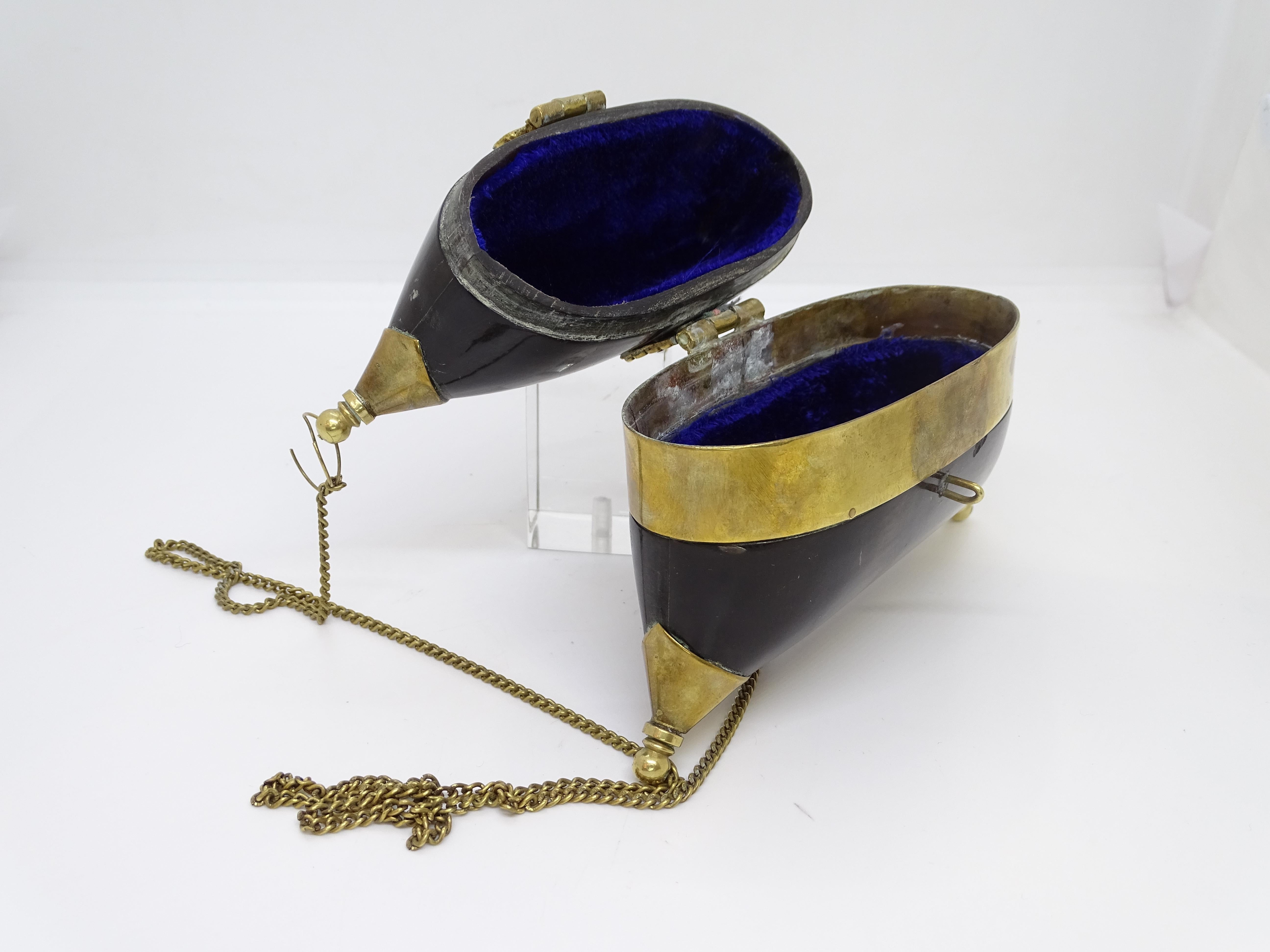 Art déco  Cuscino in ottone e corno Art Deco con interno in velluto blu Quadrato in vendita 10