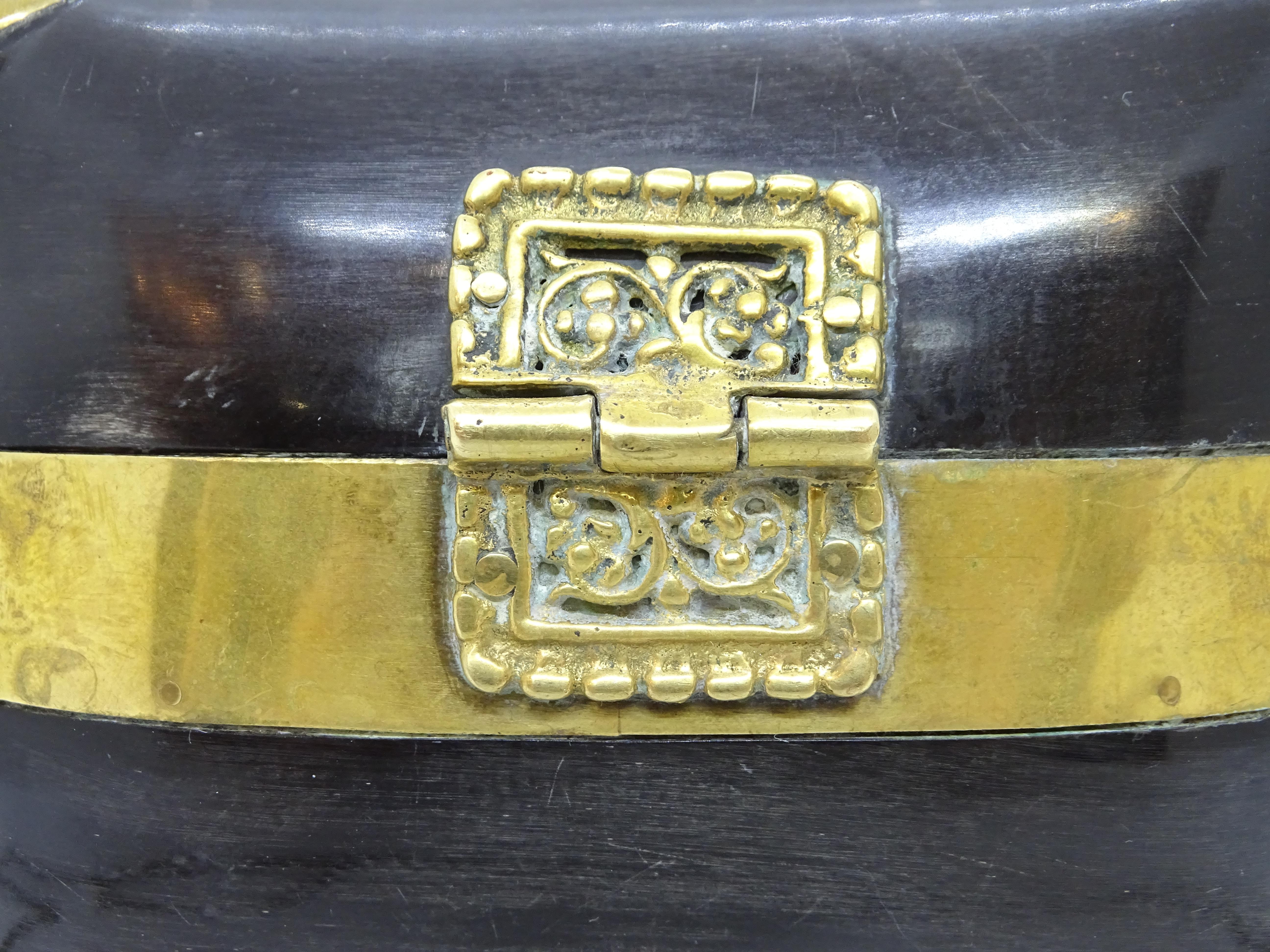 Art déco  Cuscino in ottone e corno Art Deco con interno in velluto blu Quadrato in vendita 14