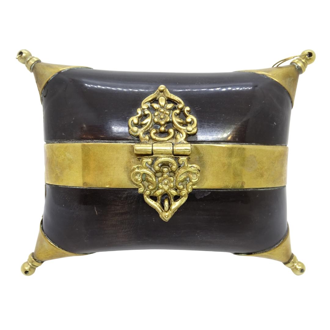 Nero Art déco  Cuscino in ottone e corno Art Deco con interno in velluto blu Quadrato in vendita