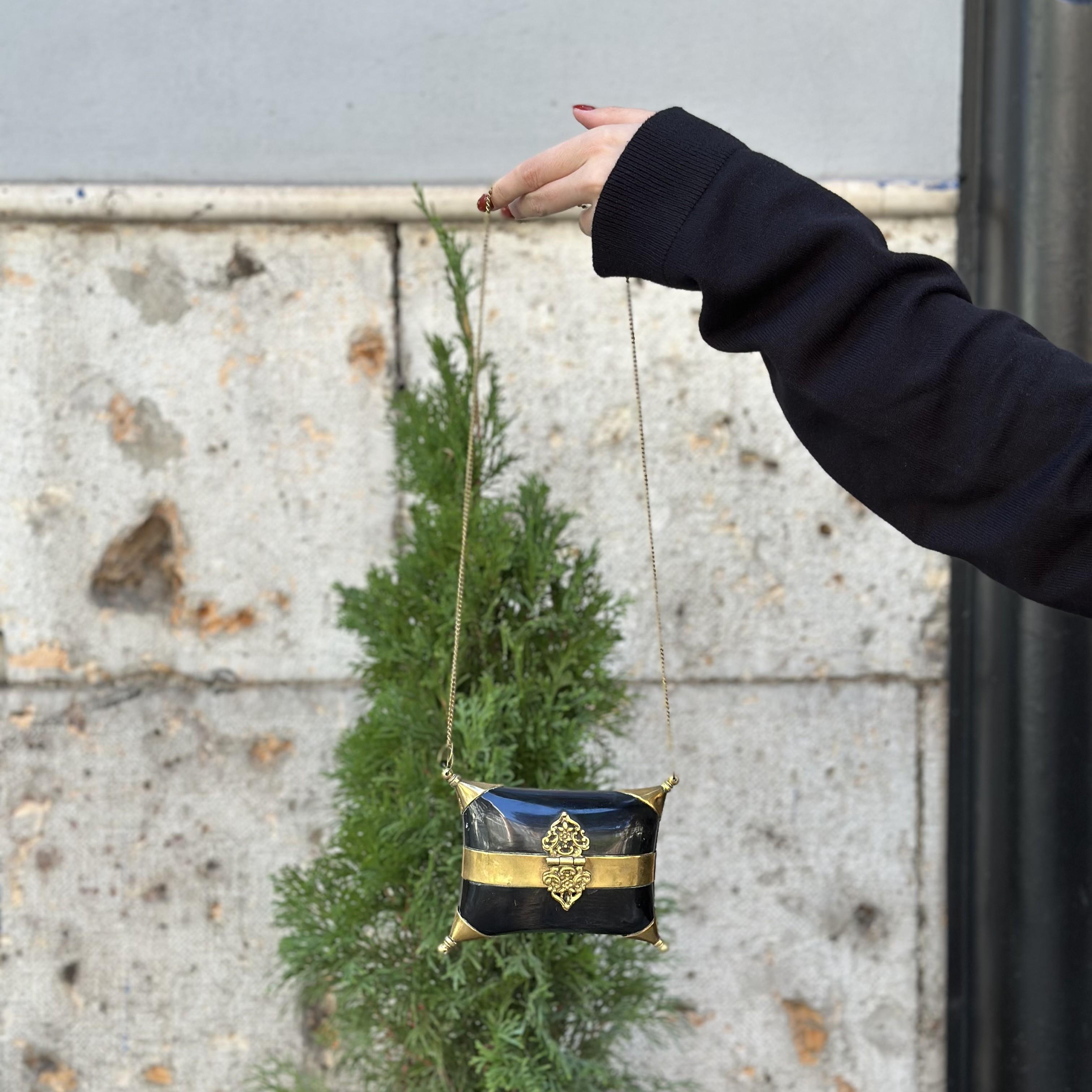 Art déco  Cuscino in ottone e corno Art Deco con interno in velluto blu Quadrato In condizioni buone in vendita a VALLADOLID, ES