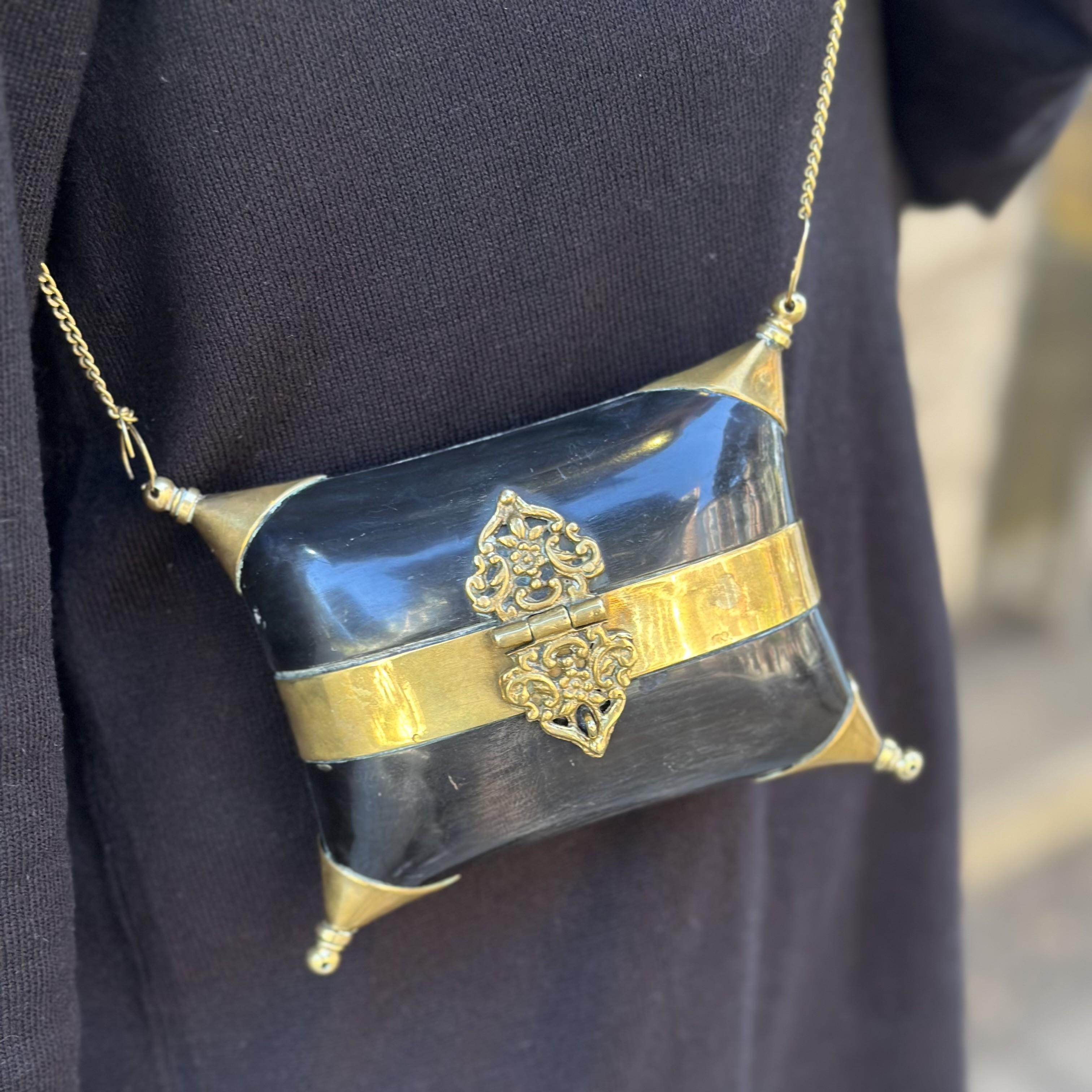 da uomo o donna Art déco  Cuscino in ottone e corno Art Deco con interno in velluto blu Quadrato in vendita