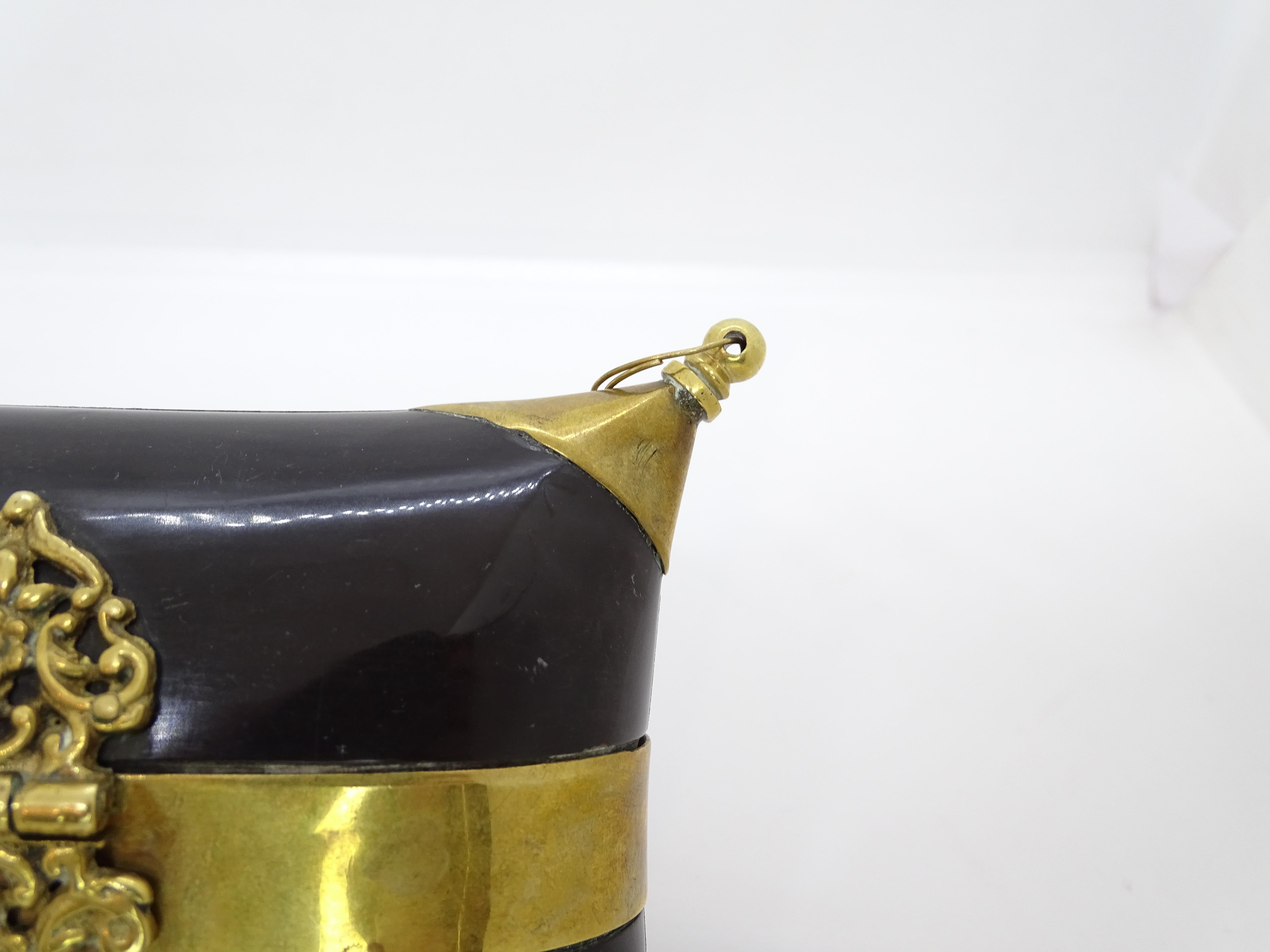 Art déco  Cuscino in ottone e corno Art Deco con interno in velluto blu Quadrato in vendita 4