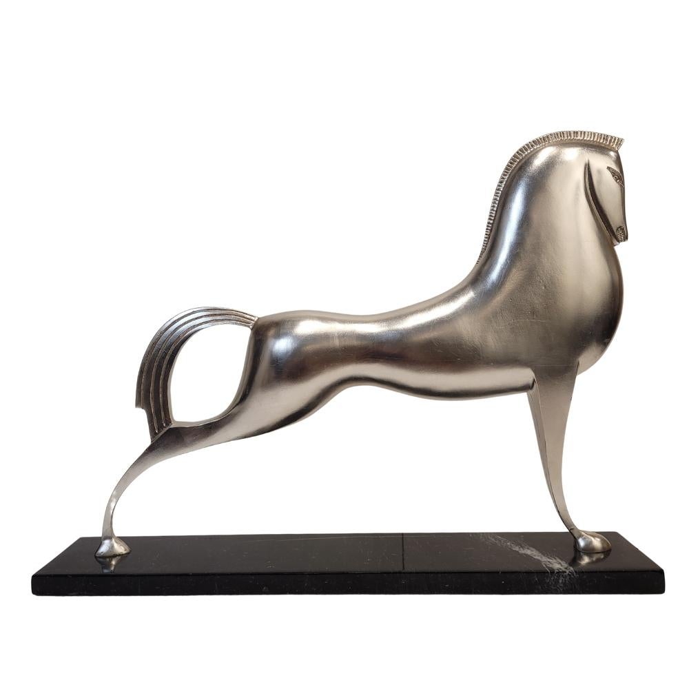 Unico nel suo genere  scultura del famoso artista Boris Lovet-Lorski, che raffigura un Majestic cavallo in una posa completamente stilizzata, con forme allungate e curve dolci. Le gambe sono semplici, ridotte all'essenziale, simili a sottili