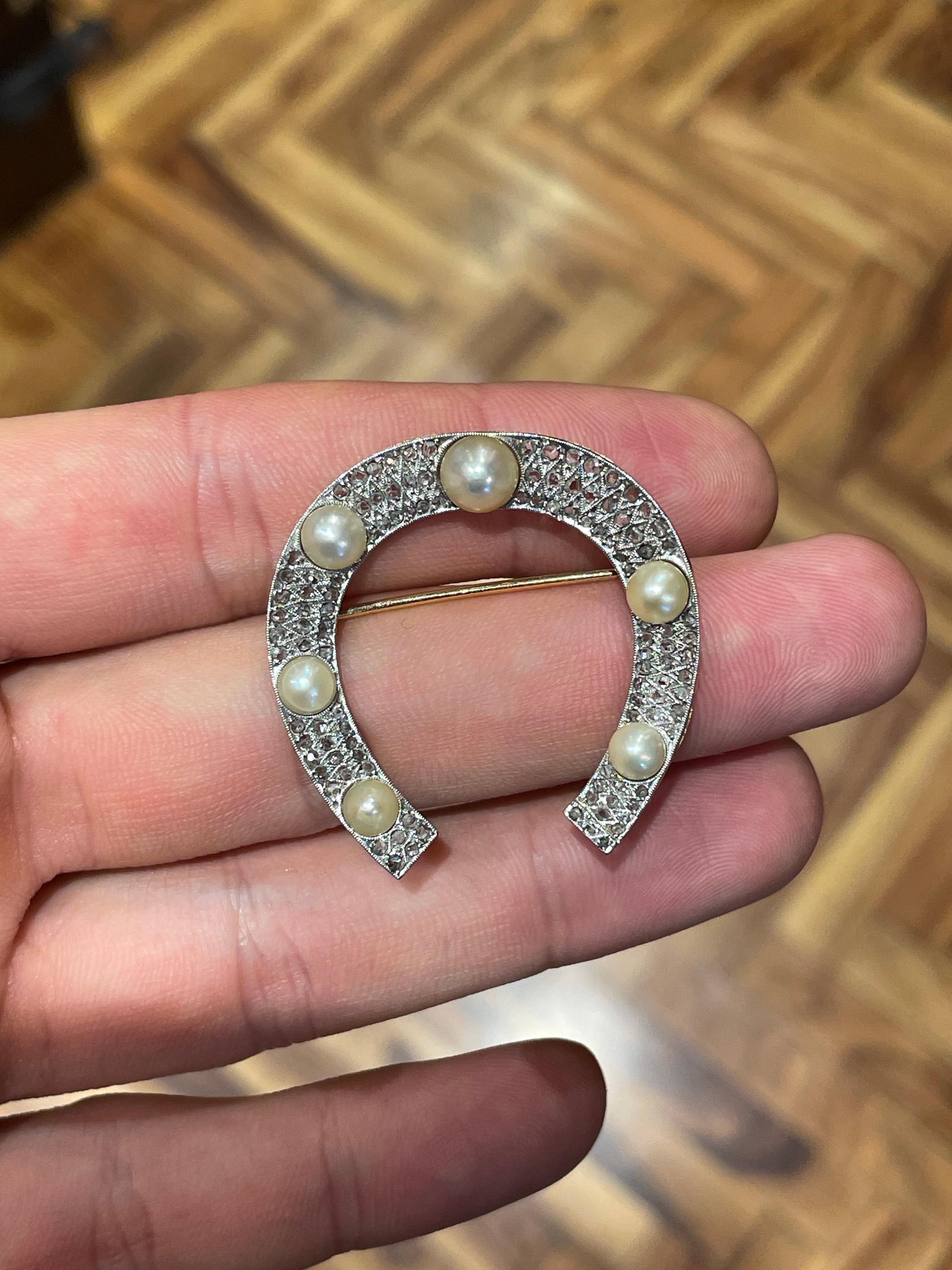 Art Deco Horseshoe Brooch with Pearls and Diamonds In Good Condition For Sale In Milano, MI