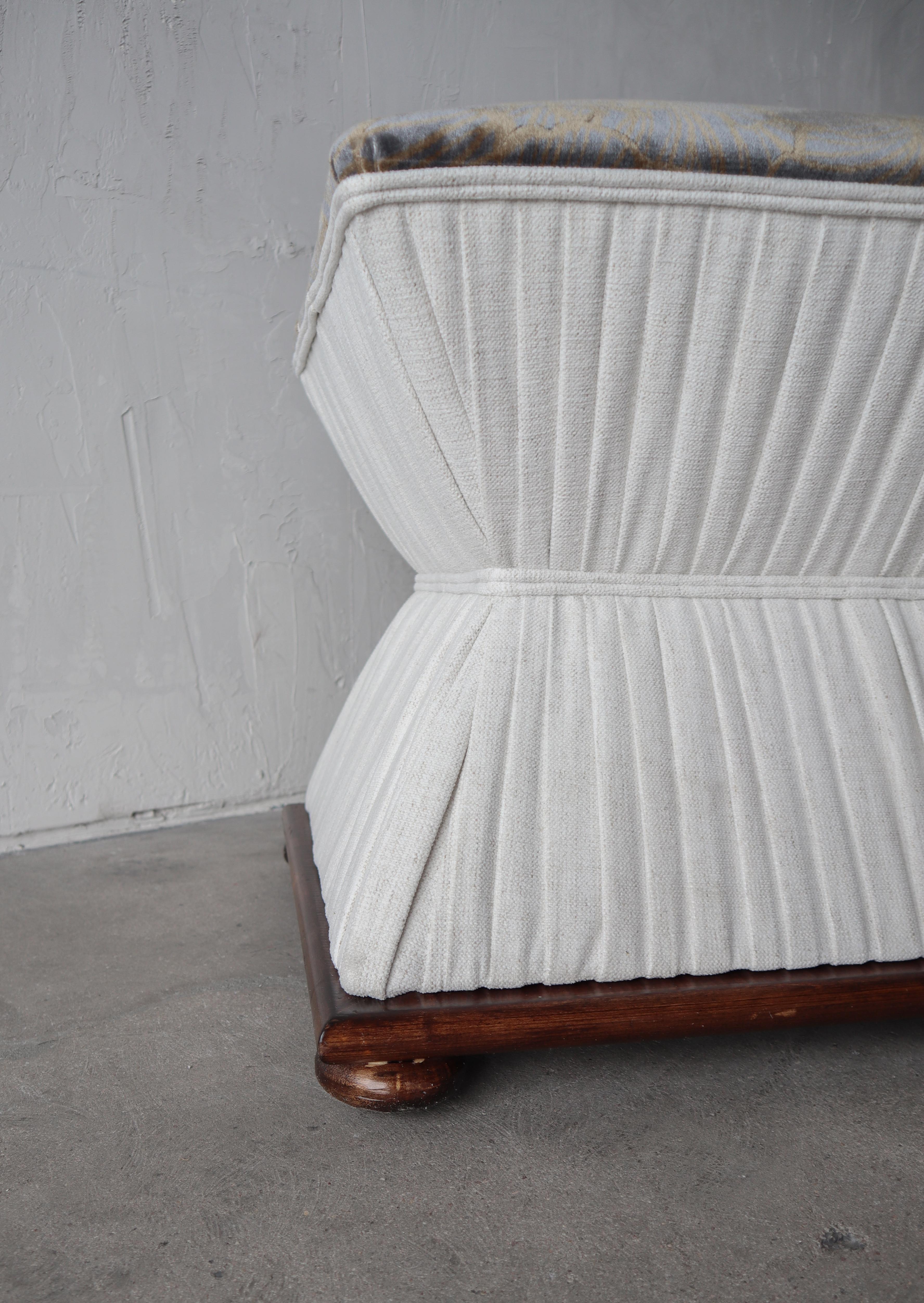 Antique Hourglass Bench in Burn-Out Velvet For Sale 1