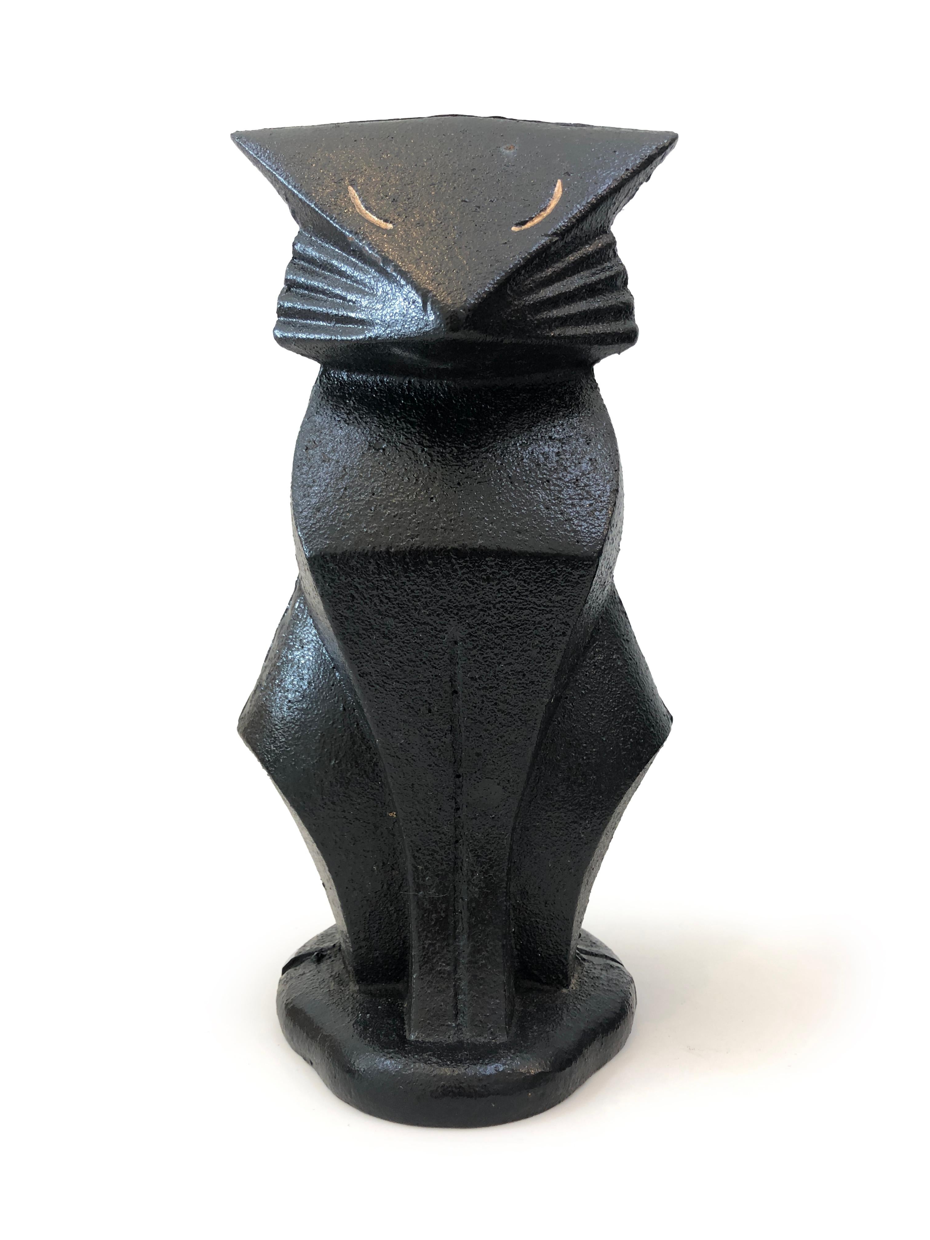 Art deco Hubley Cat cast iron Doorstop
The Hubley Manufacturing Company, founded in 1894 by John Hubley in Lancaster, Pennsylvania, was an American producer known for its range of cast-iron toys, doorstops, bookends, and other household items. Each