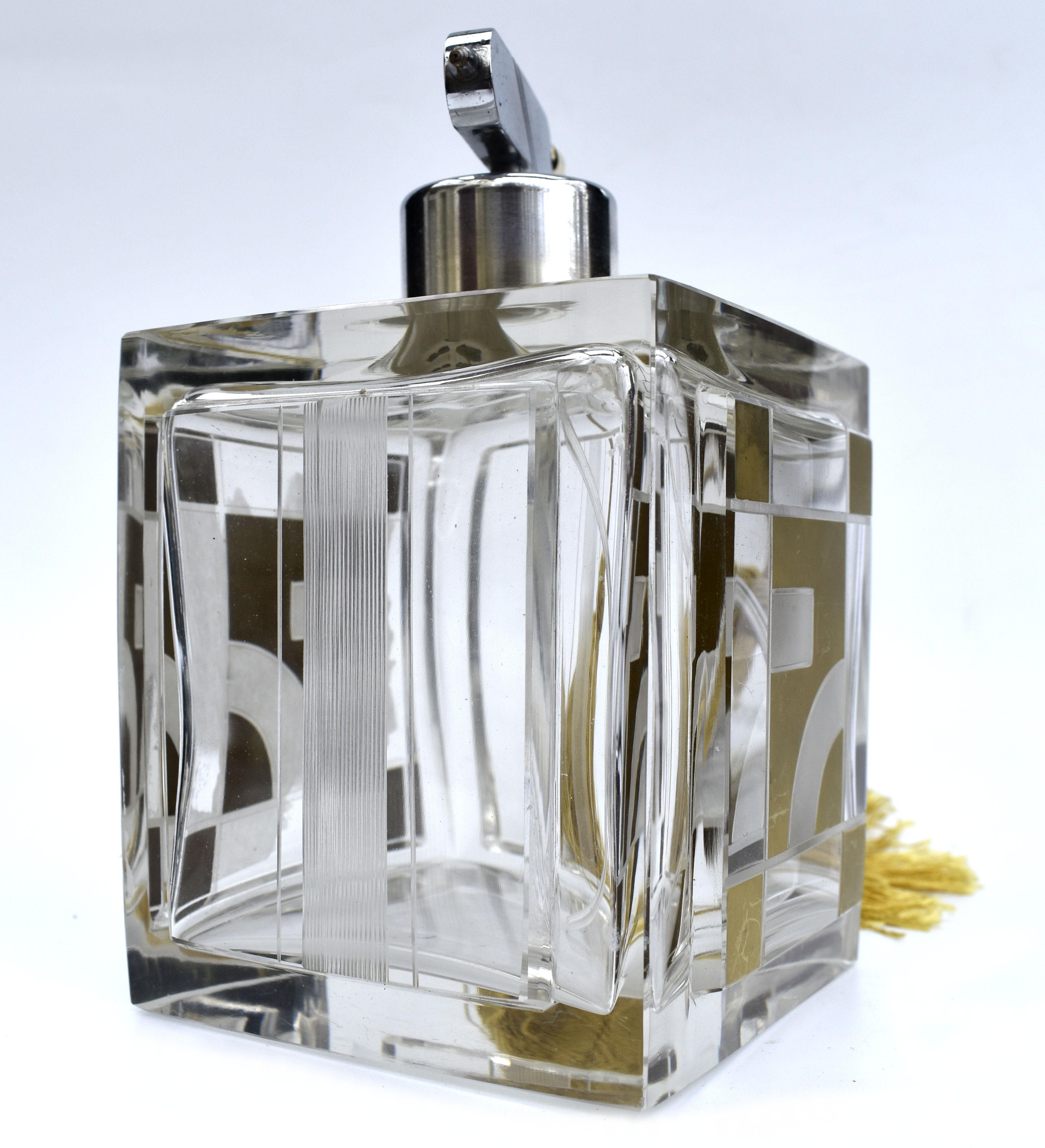 Chrome Très grand atomiseur de parfum tchèque en verre pour femmes Art Déco, vers 1930 en vente