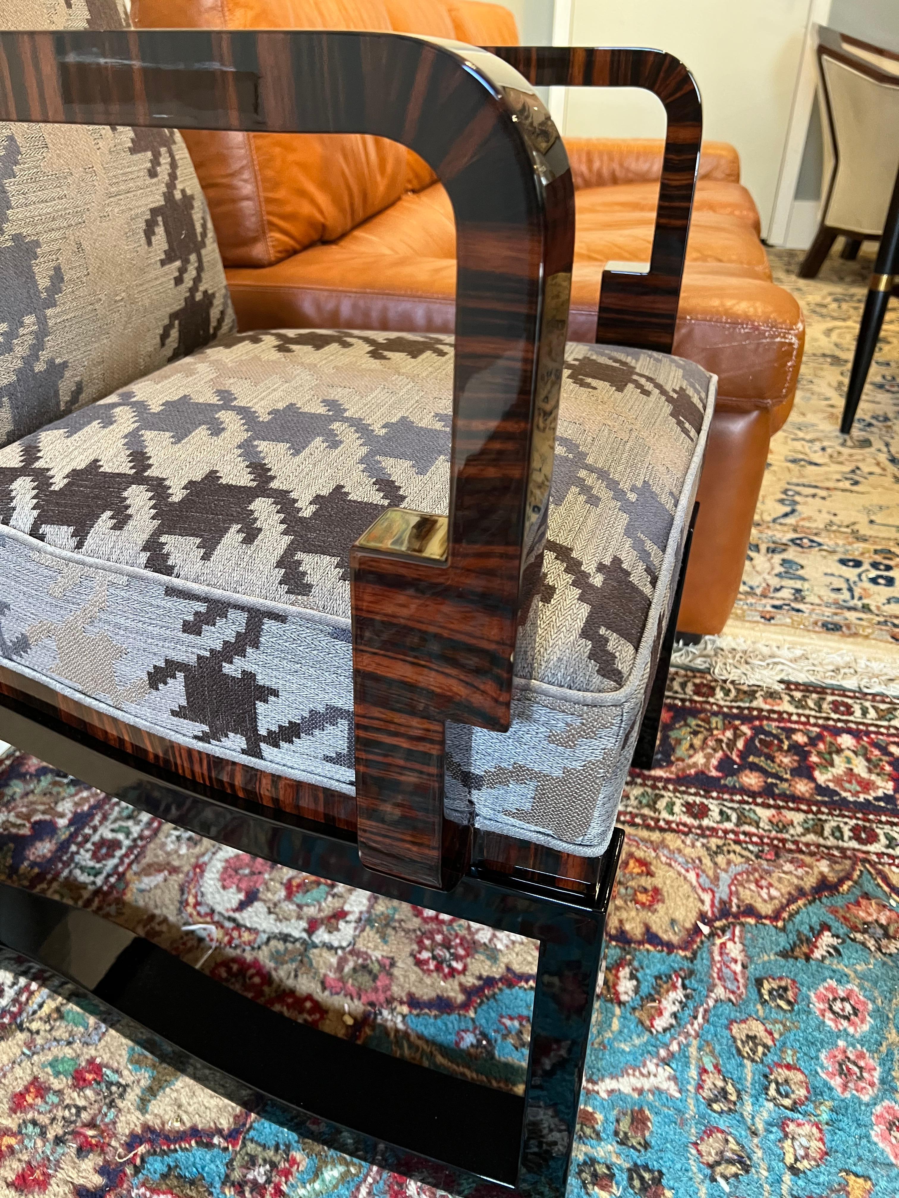 Chaise hongroise Art déco réalisée par Farkas Molnar
Grand choix de placages. Noyer et ébène. 
 La chaise a un cadre en bois qui contraste joliment avec le tissu gris clair. Elle est dotée de larges poignées et de pieds reliés les uns aux autres