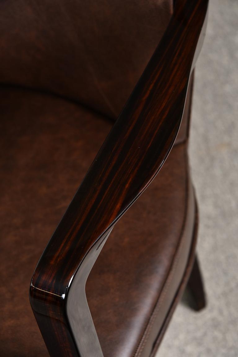 Chaise de bureau hongroise Art déco
en noyer

La chaise de bureau est en bois de noyer fin, nouvellement tapissée de cuir marron. Il possède 2 accoudoirs et est surélevé par les 4 pieds en bois allongés.
En parfait état. Restauré.

Hongrie, vers les