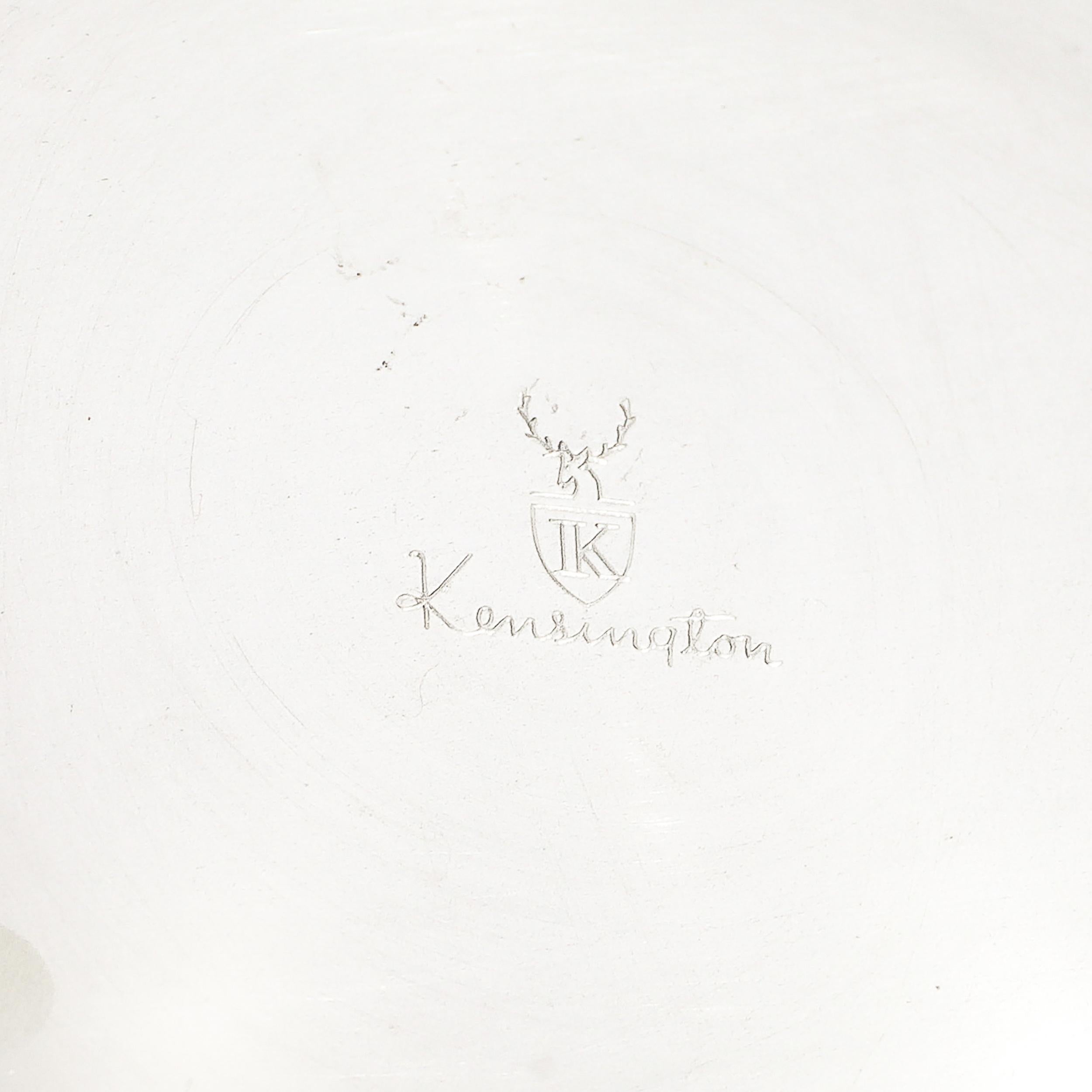 Cubitera Art Decó de cristal azul con base de aluminio y pinzas firmada Kensington en venta 6