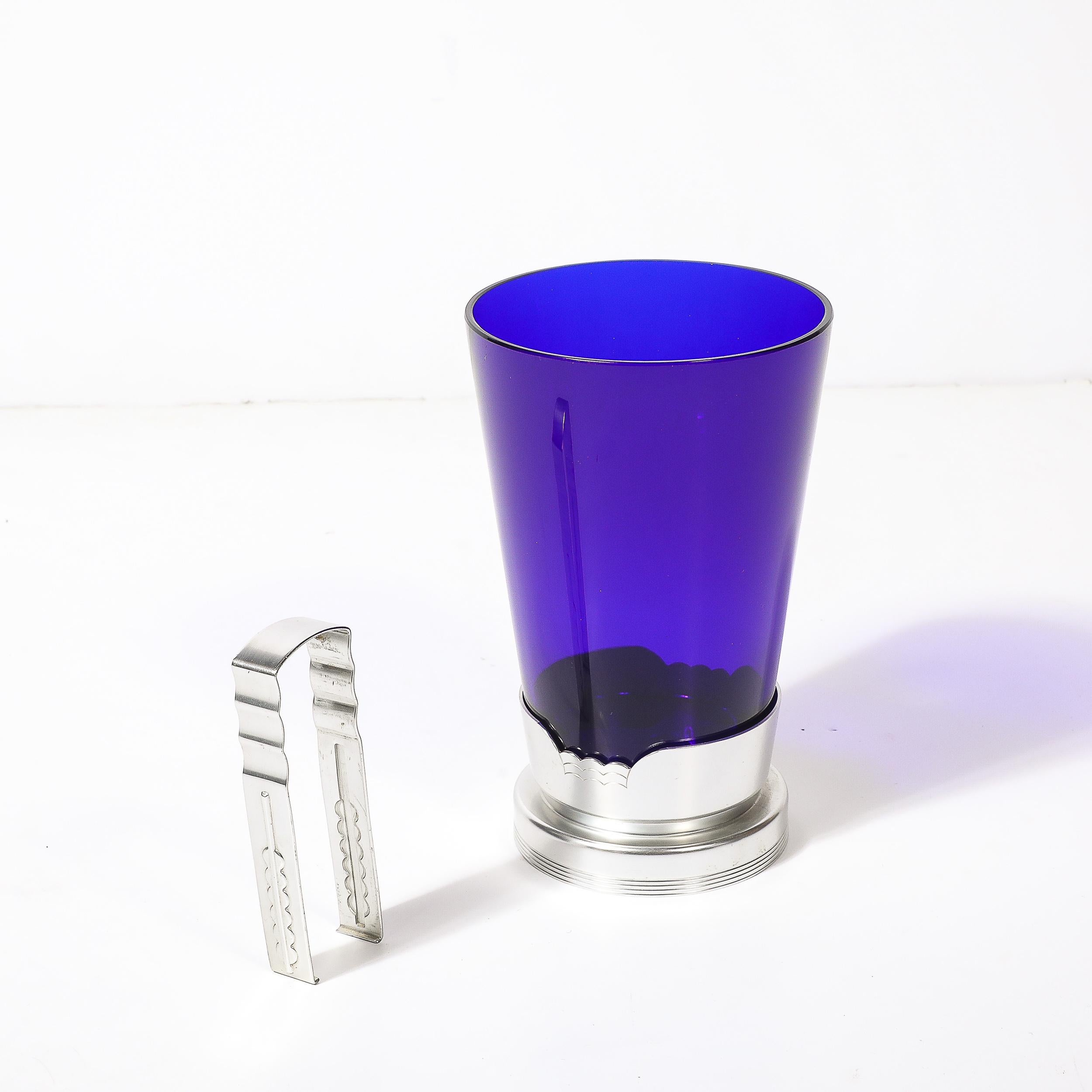 Cubitera Art Decó de cristal azul con base de aluminio y pinzas firmada Kensington en venta 8