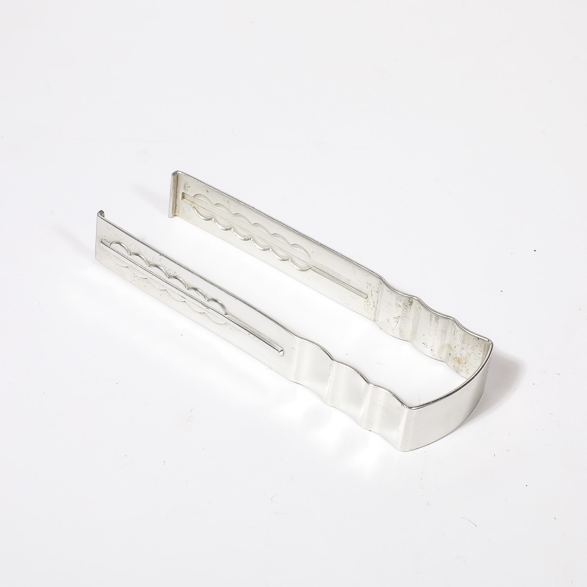 Cubitera Art Decó de cristal azul con base de aluminio y pinzas firmada Kensington en Excelente estado para la venta en New York, NY