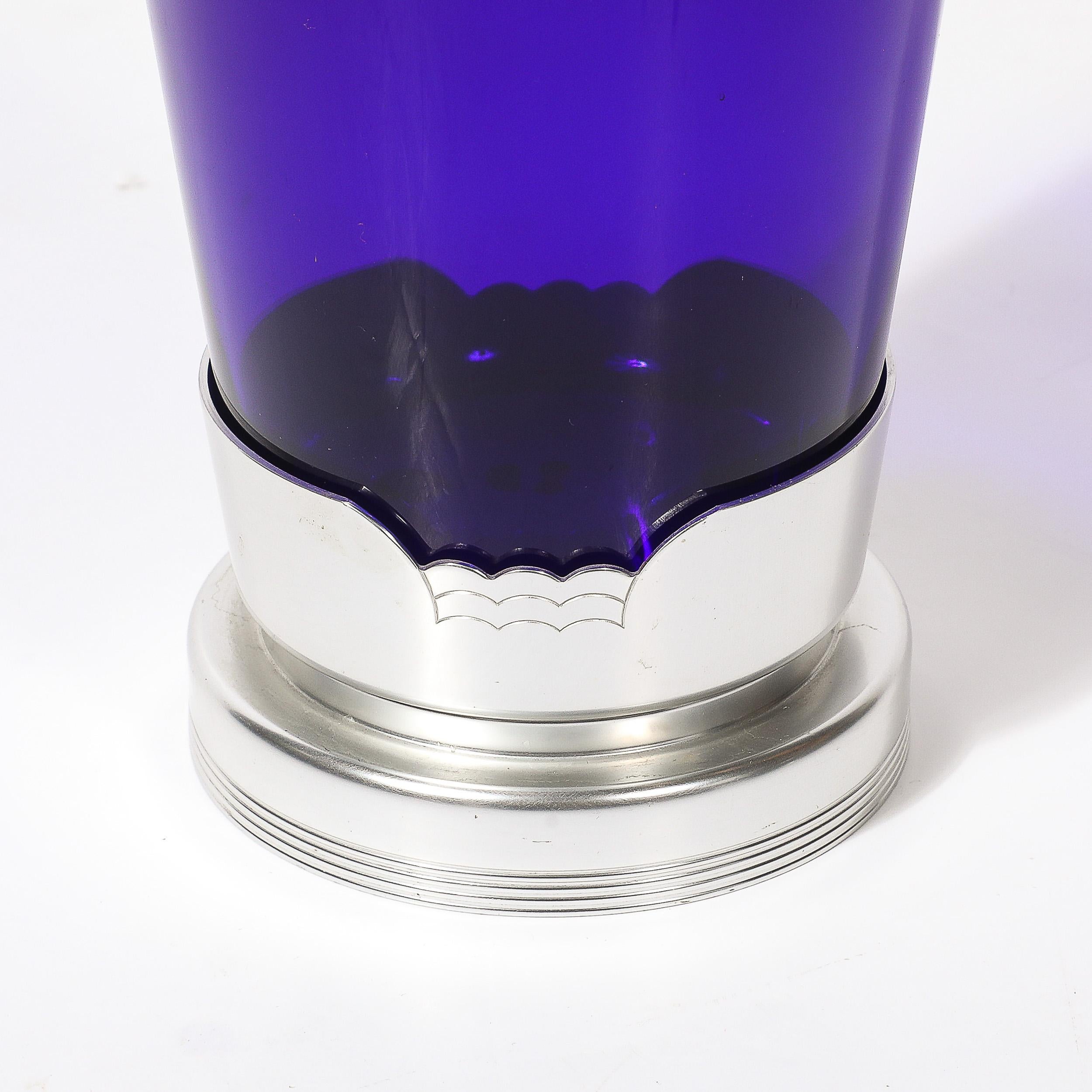 Cubitera Art Decó de cristal azul con base de aluminio y pinzas firmada Kensington mediados del siglo XX en venta