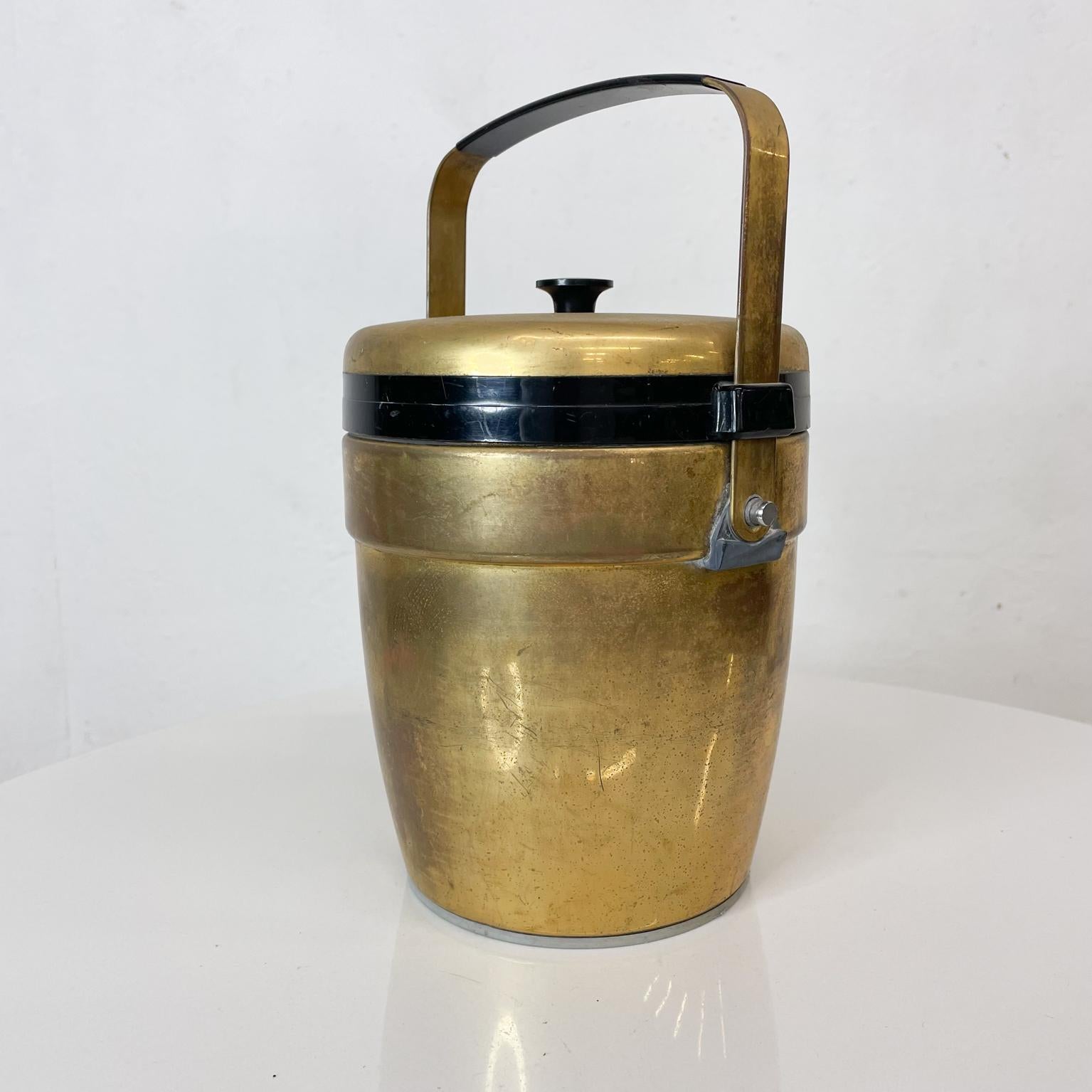 Vintage German Art Deco ice bucket with insert liner made in Germany signed by maker Erhard 1940s
Register is on the base.
Vintage preowned unrestored condition. Presents with dings and scuffs. Wear is visible.
Dimensions: 10 H x 6.75 W x 6