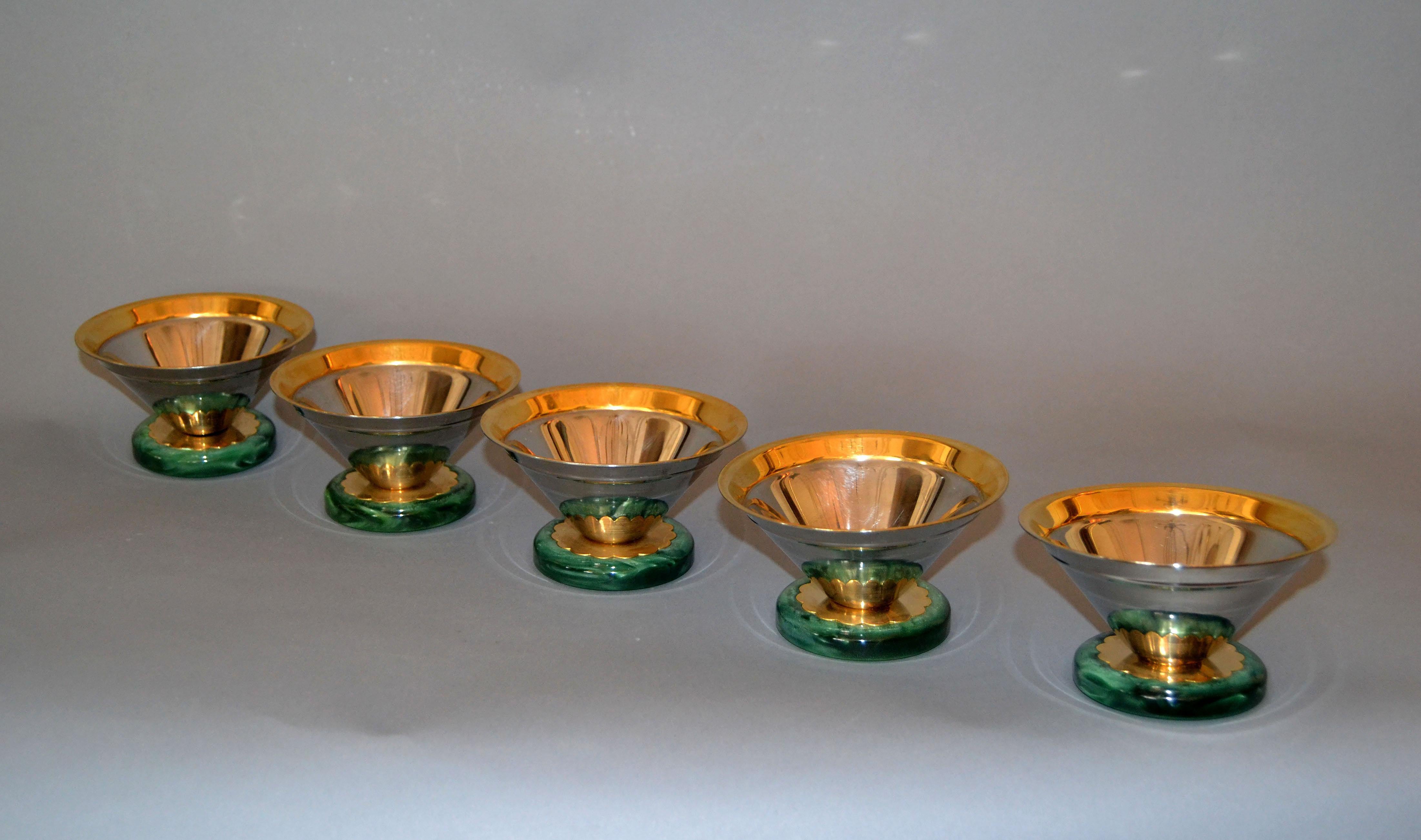 Art Deco style ice cream cups for 5 People.
Cups in 18-10 stainless steel and finished in pure gold leaf with a base made out of malachite.
Designed by F. Tibaldo for Gottinghen.
Each cup is marked.