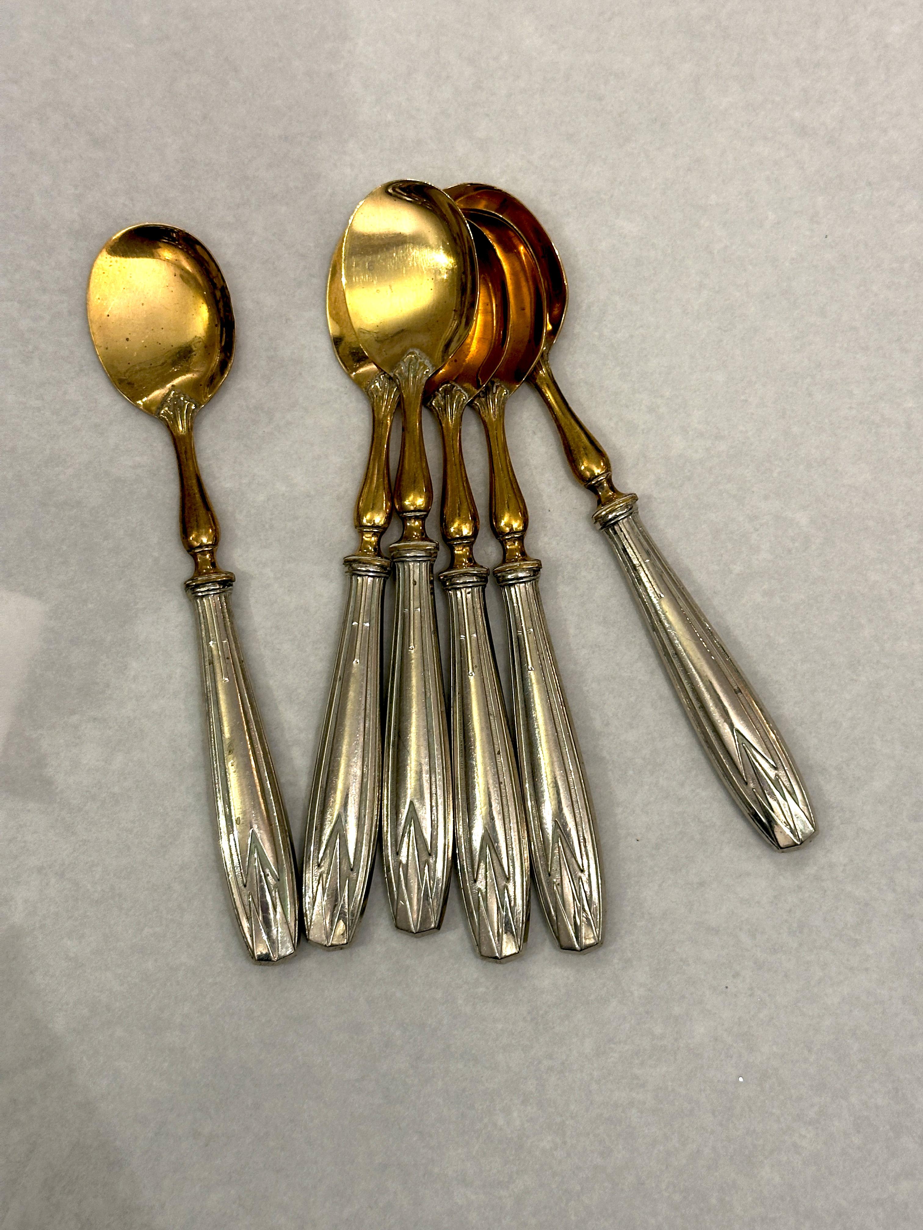 Crafted from silver-plated metal and adorned with delicate gold-plated accents, this refined set includes six ice cream spoons, accompanied by a serving scoop and knife. The spoons, with their shape reminiscent of traditional spatulas, are perfectly