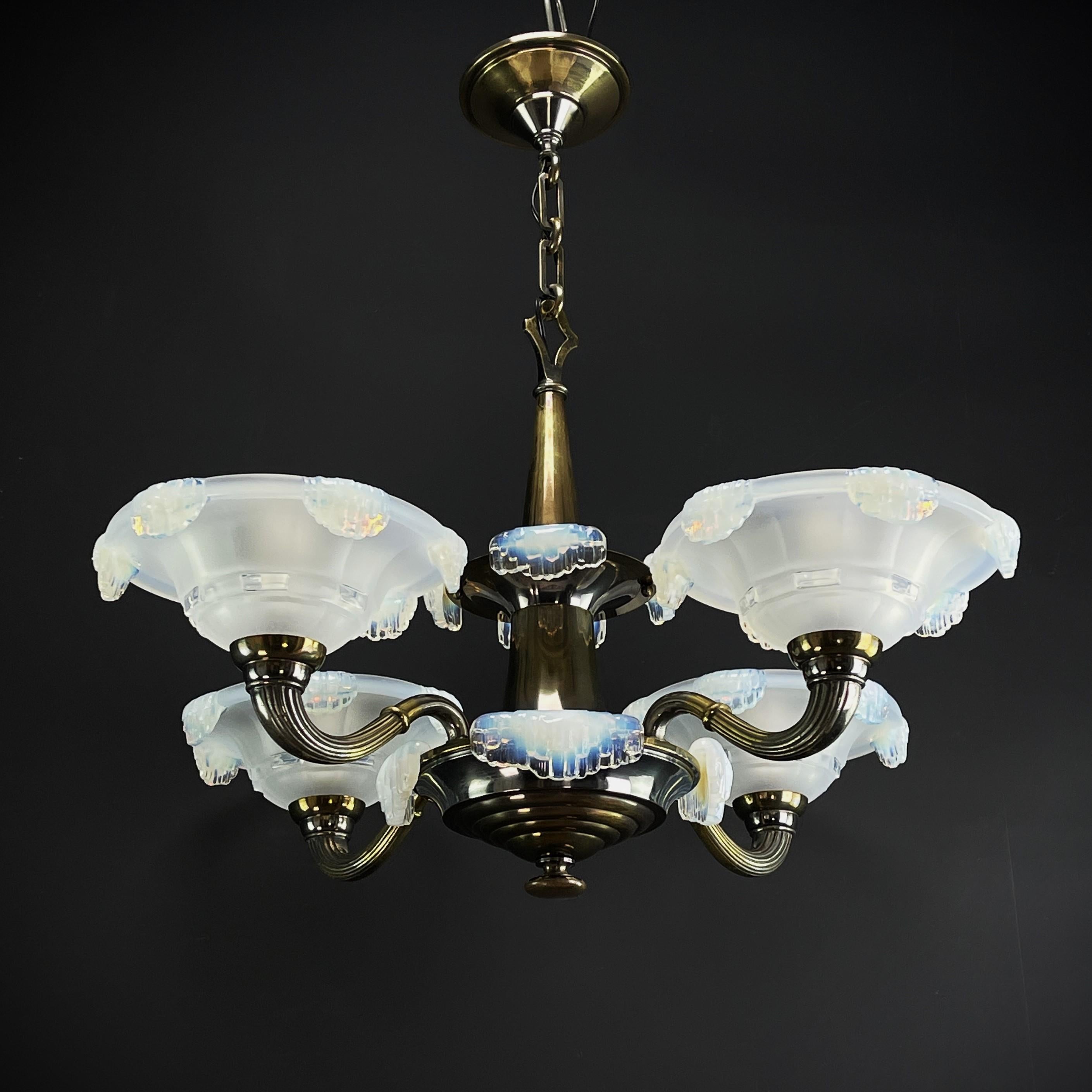 Art Deco chandelier - EZAN - 1930s

The ART DECO ceiling lamp is a remarkable example of the craftsmanship and style of the early 20th century. 

An Art Deco chandelier in the style of the 1930s could have an impressive and elegant design.
The