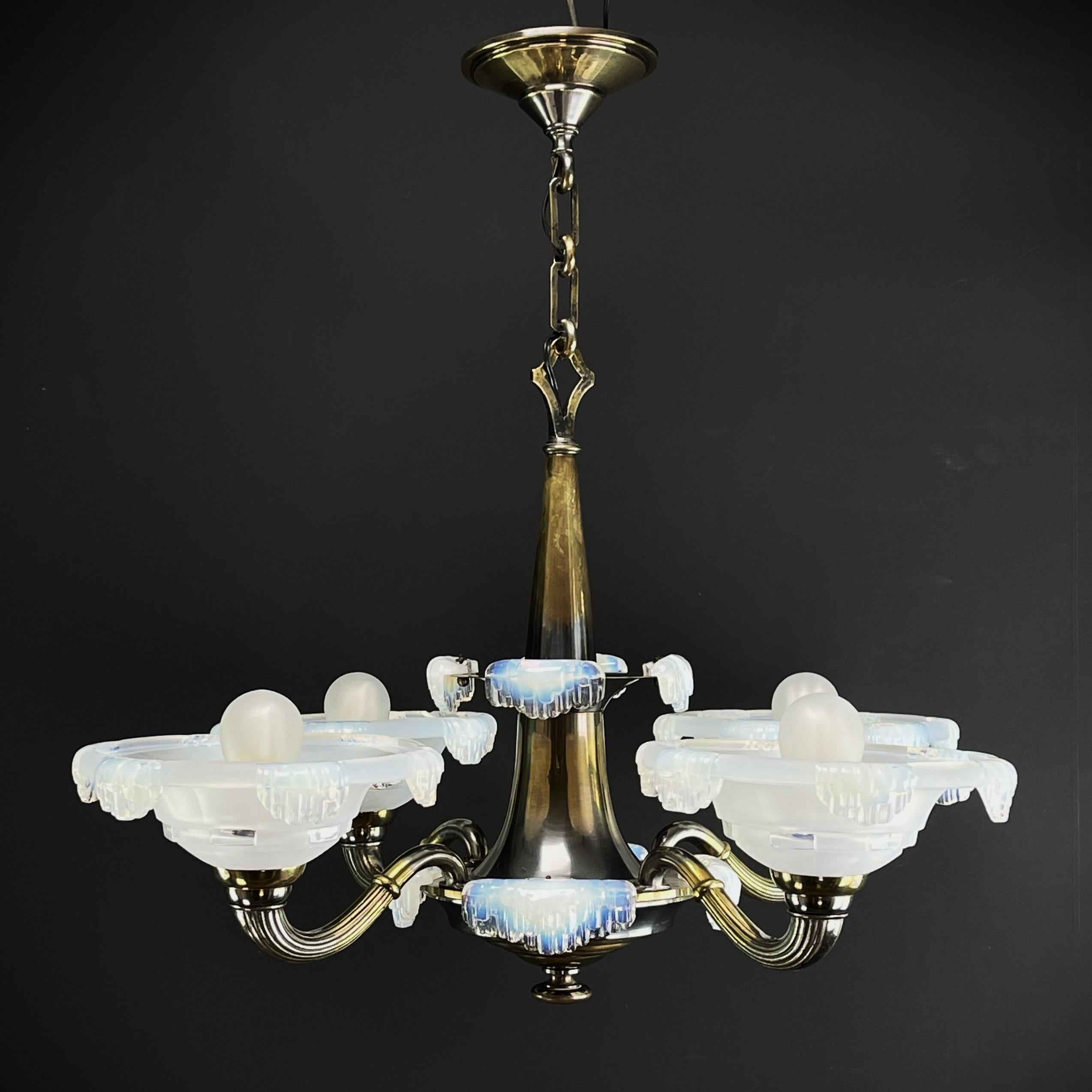 Art Deco ice glass lamp chandelier from Ezan, 1930s In Good Condition For Sale In Saarburg, RP