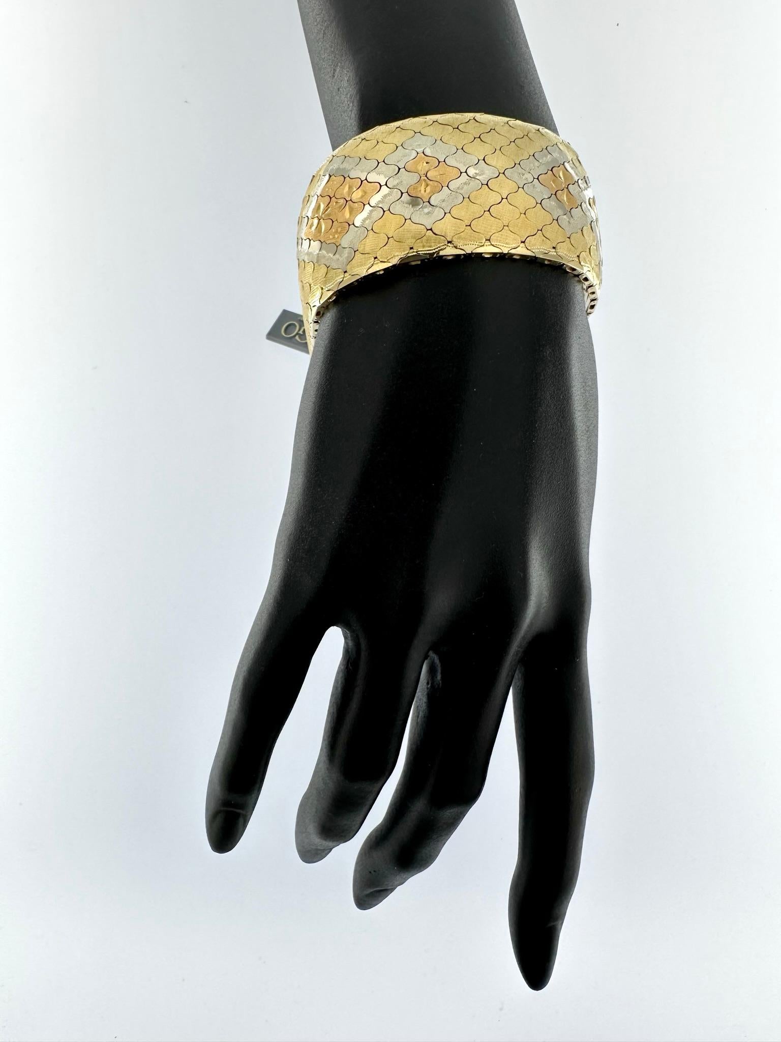 Art Deco Iconic Cuff-Bracelet 18kt Triple Gold For Sale 2