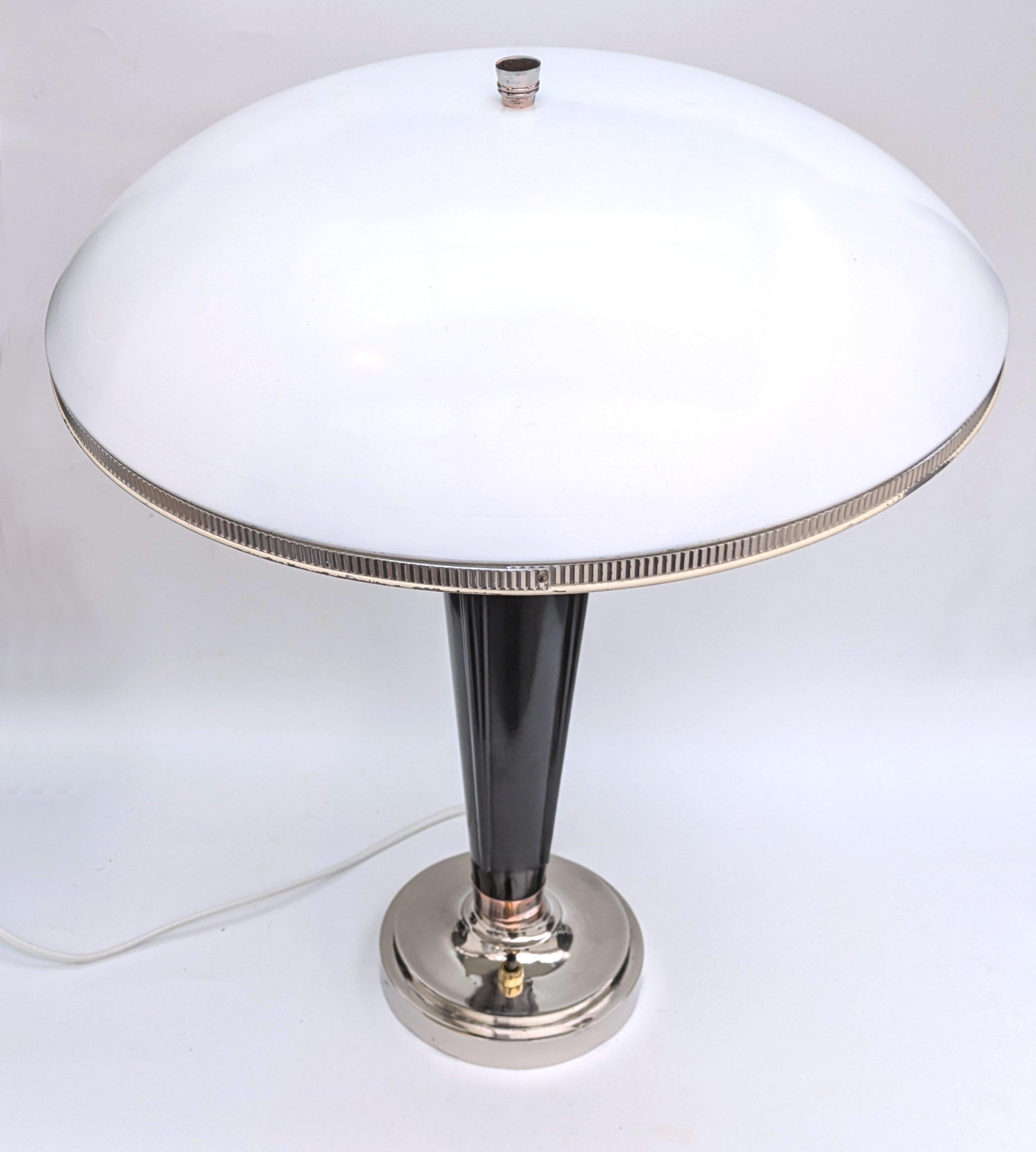 20ième siècle Grande lampe de bureau Art Déco emblématique en bakélite par Eileen Gray, France, C1930 en vente
