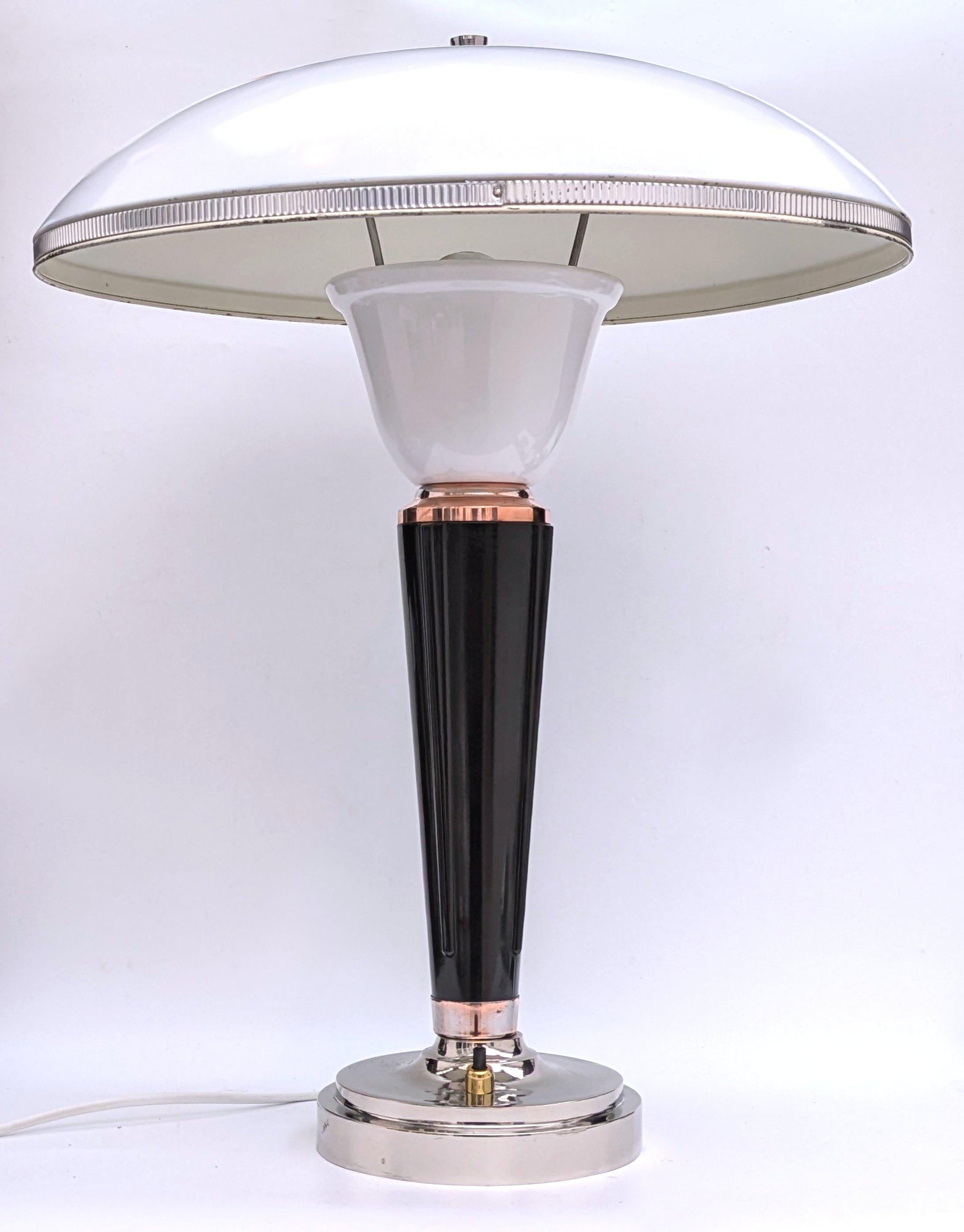 Grande lampe de bureau Art Déco emblématique en bakélite par Eileen Gray, France, C1930 en vente 1
