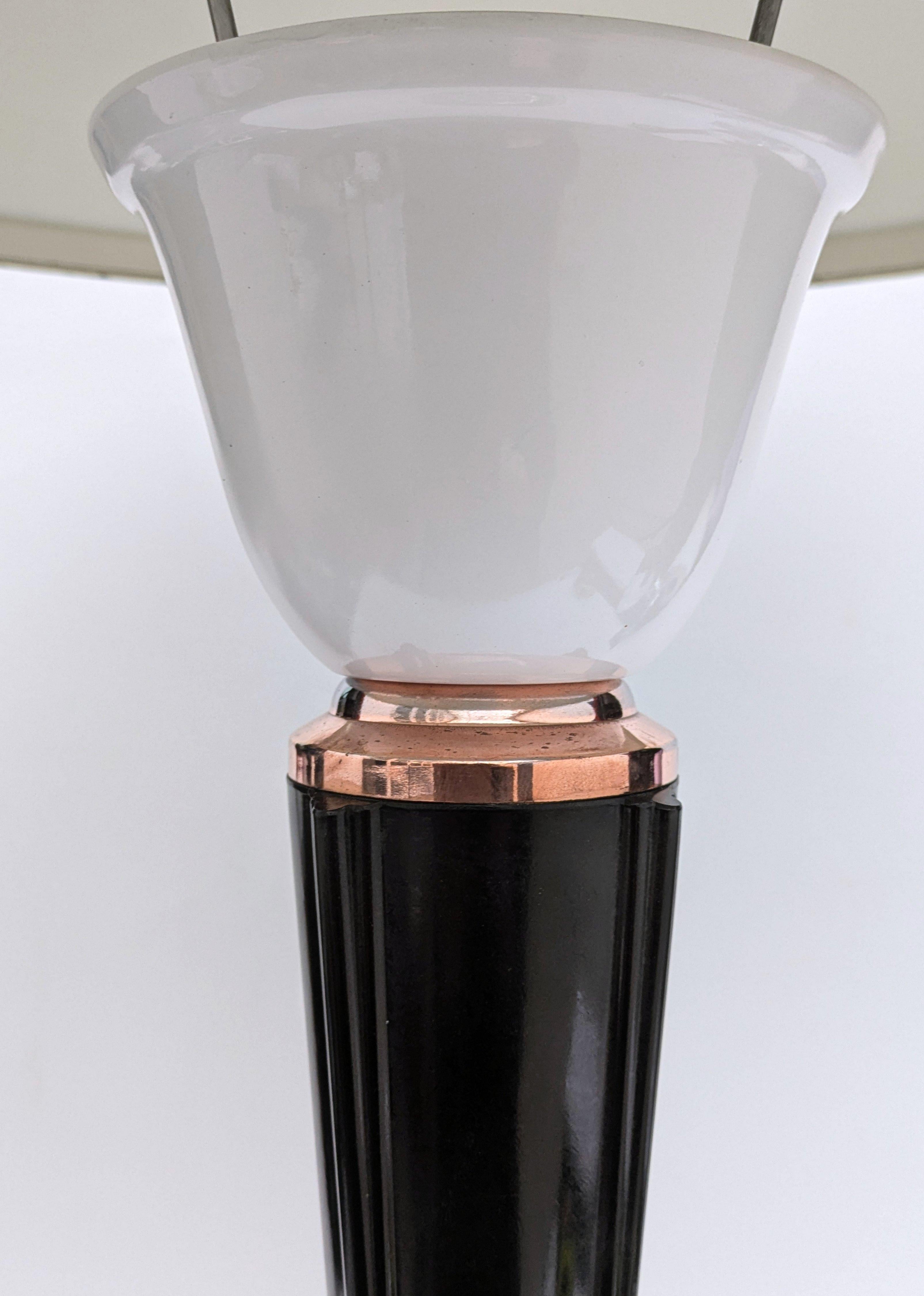 Grande lampe de bureau Art Déco emblématique en bakélite par Eileen Gray, France, C1930 en vente 2