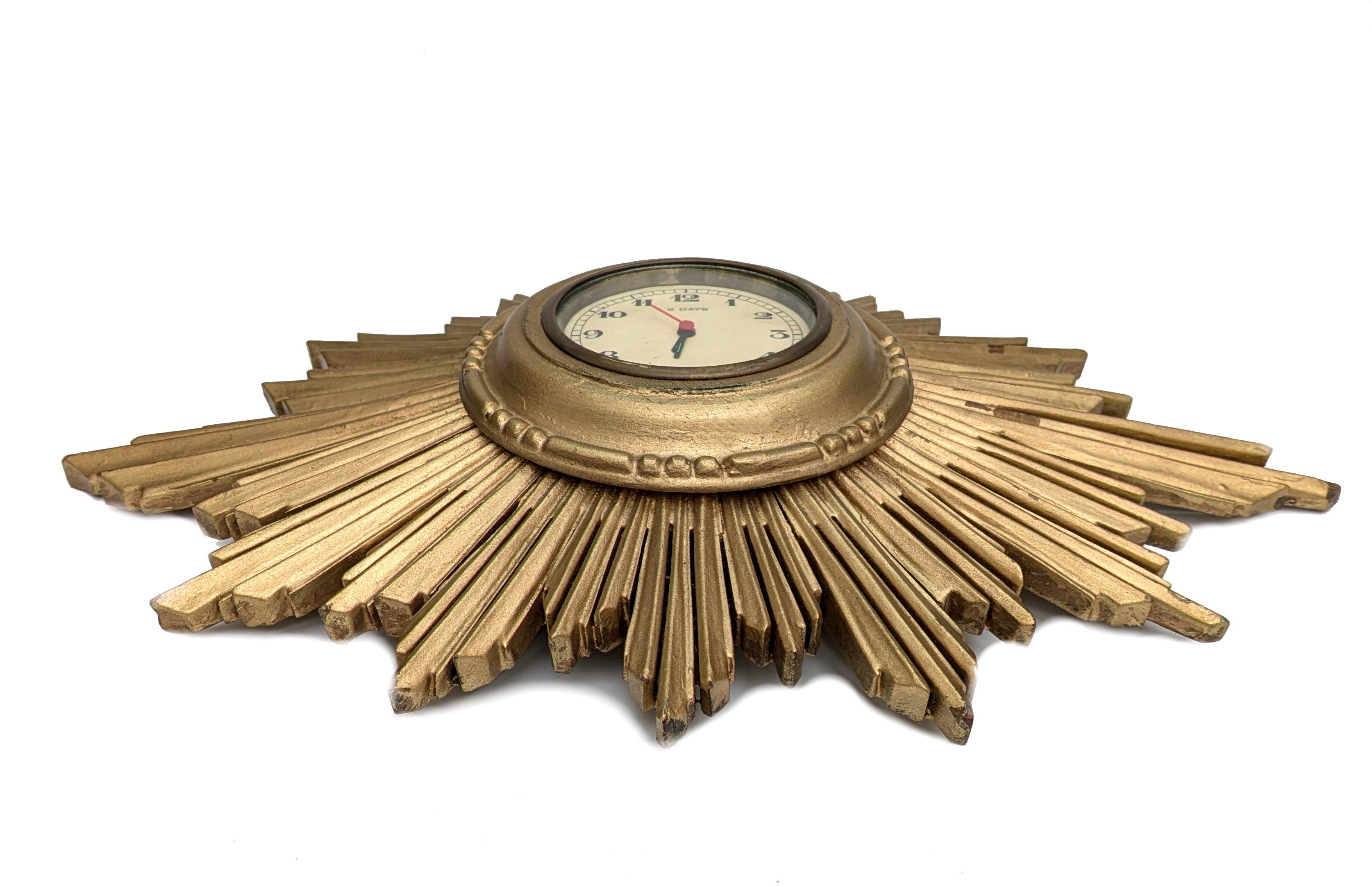 Nous vous proposons cette horloge murale Art Deco des années 1930, réalisée par les horlogers anglais Smiths. A l'origine, l'appareil était équipé d'un mouvement électrique que nous avons converti en batterie - il fonctionne avec deux piles AA. Le