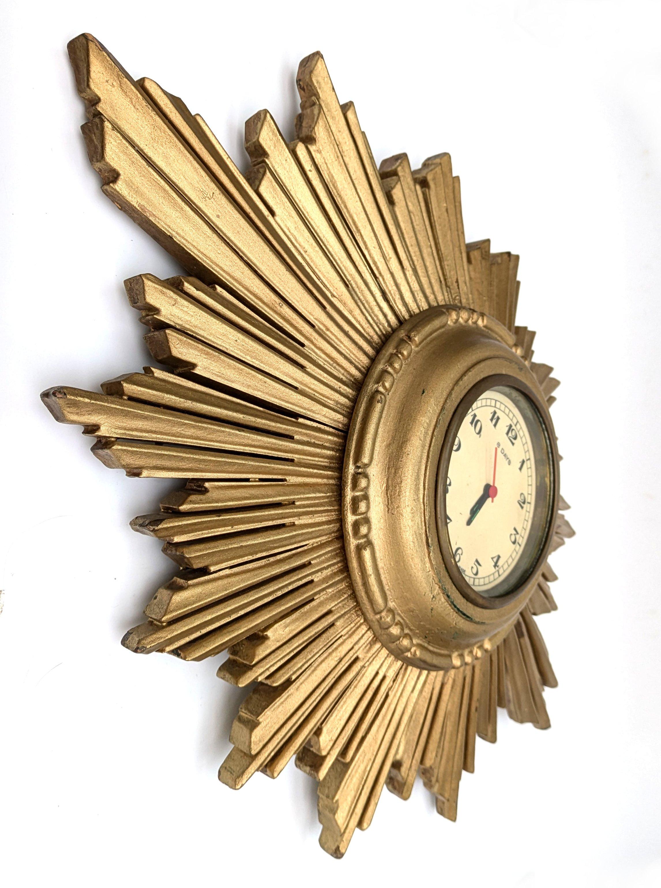 Doré Horloge murale emblématique Art déco, par Smiths Clock Makers, Angleterre, vers 1930 en vente