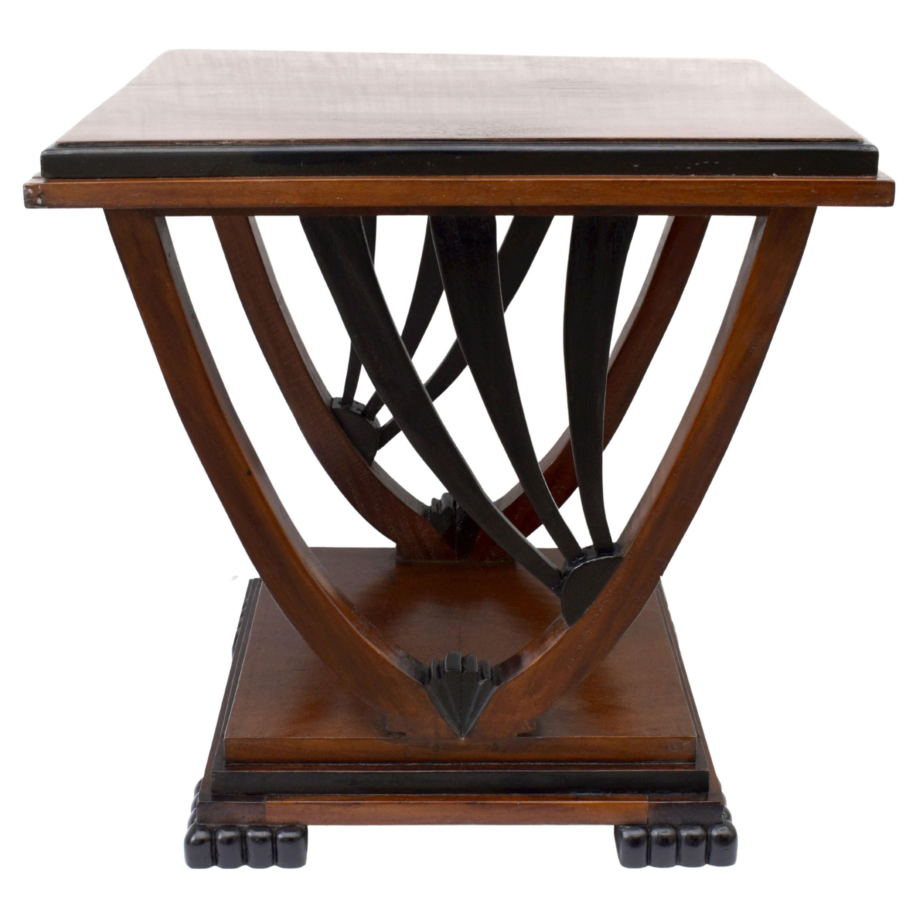 Te presentamos esta emblemática mesa auxiliar Art Decó de caoba maciza con detalles ebonizados. Fabricada en la década de 1930 y muy probablemente de origen inglés, esta encantadora pieza tiene todas las características del diseño Decó que hemos