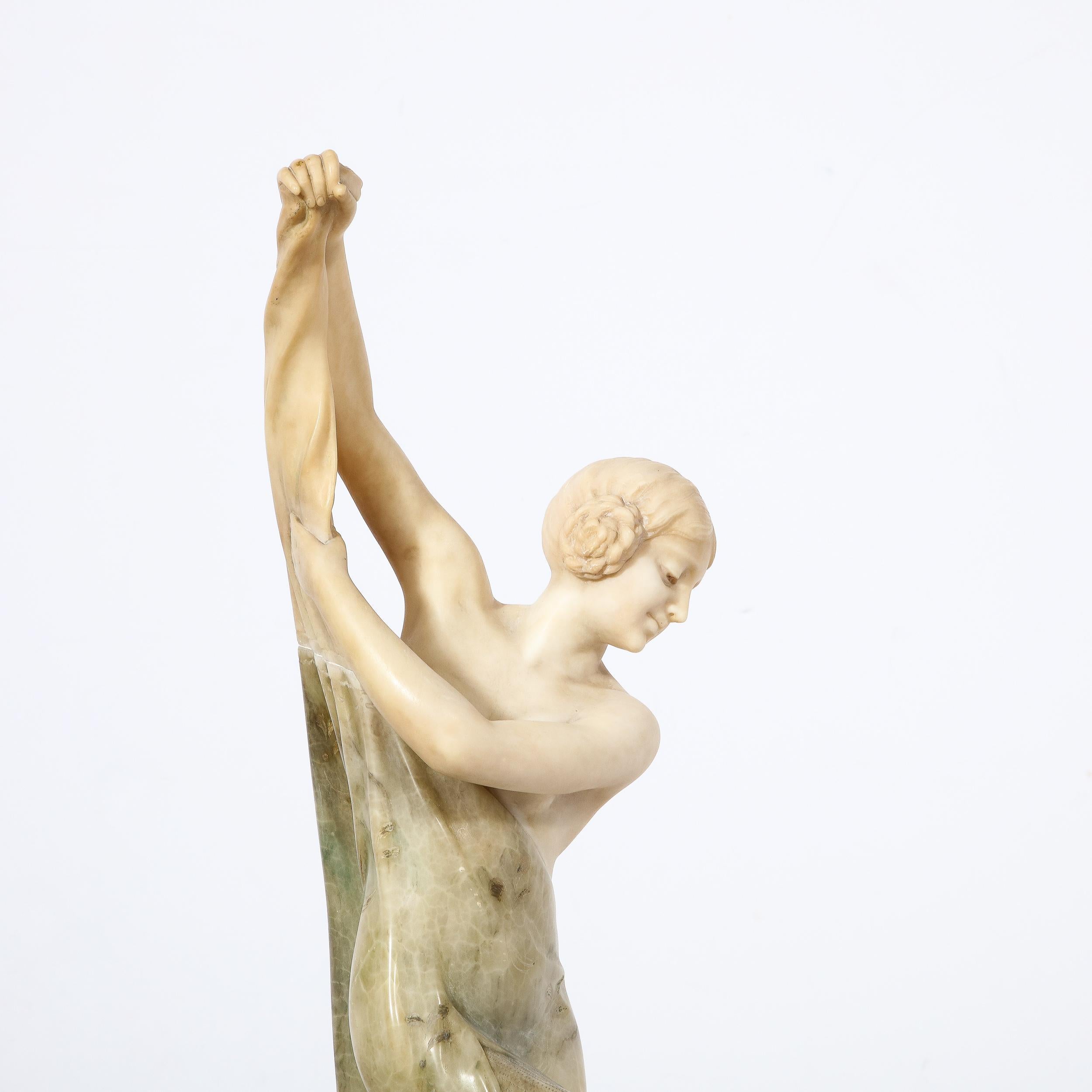 Diese verspielte und materiell atemberaubende Art Deco Flapper Skulptur mit beleuchtetem Flammensockel in Oliv, Weiß und Rosa Alabaster ist ein Werk des Künstlers Prof. Libero Gremigni und stammt aus Italien, CIRCA 1930. Zeigt eine tanzende