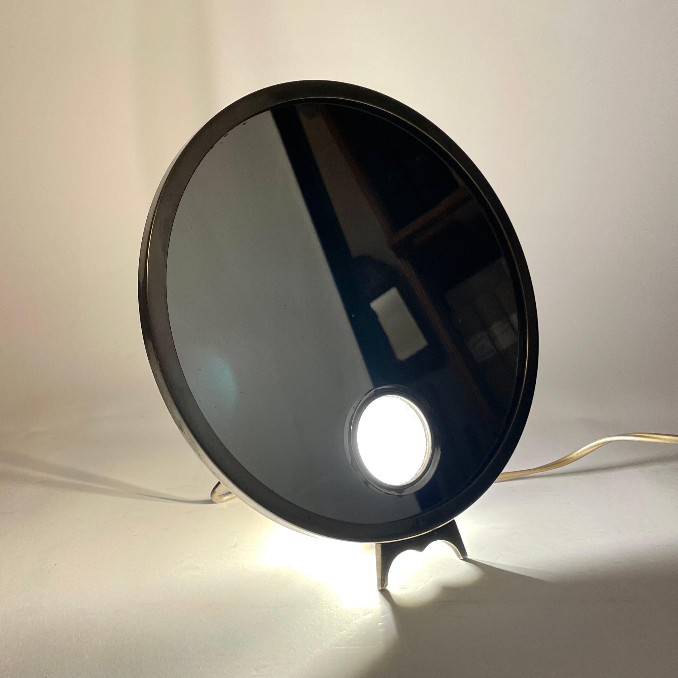 
Specchio da barba illuminato Art Deco di Le Mirophar Brot, anni '30

Uno specchio da barba illuminato dal design affascinante e ingegnoso, realizzato negli anni '30 dal rinomato produttore francese Le Mirophar Brot. Realizzato interamente in ottone