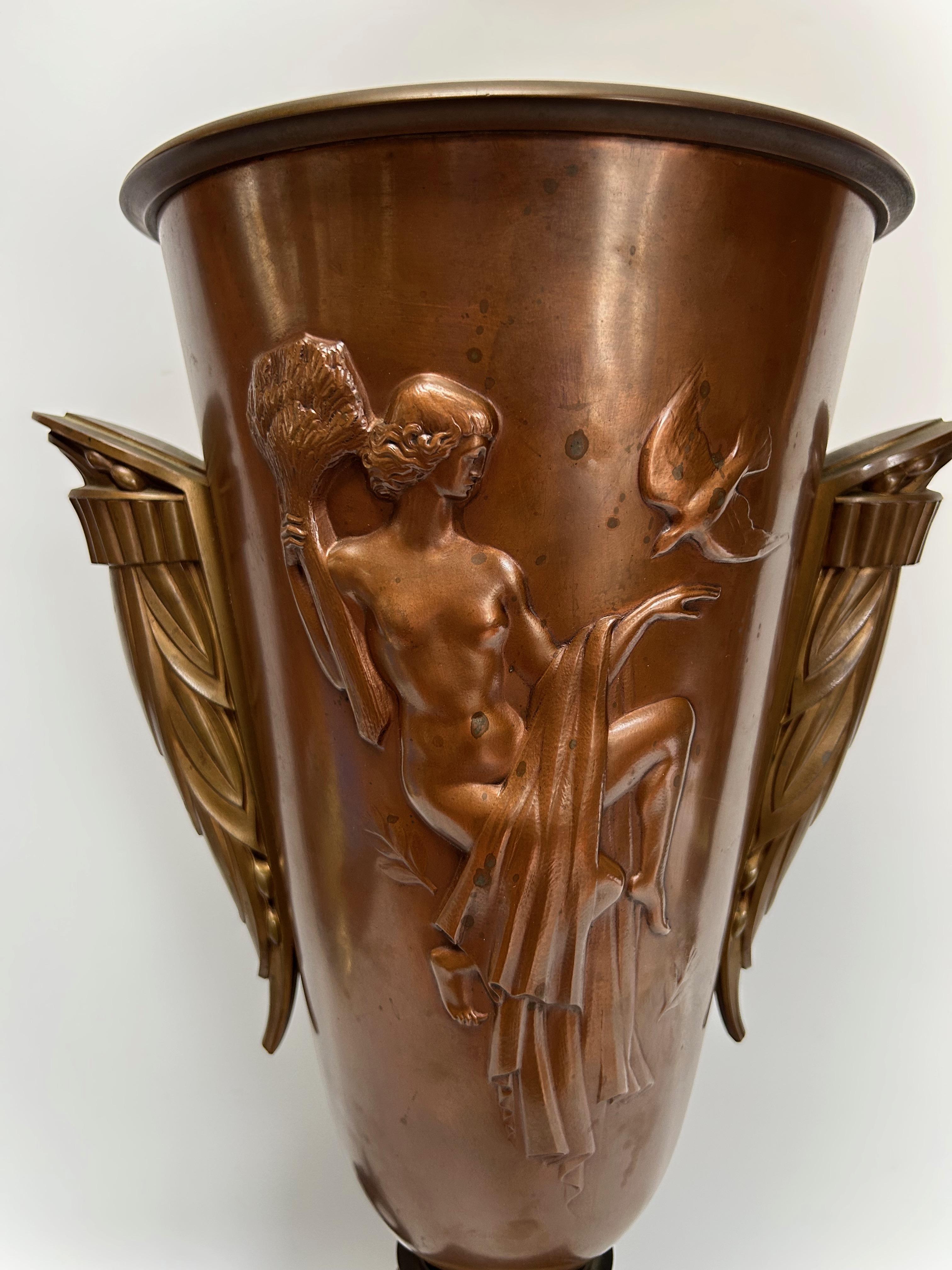 Large Art Deco illuminated urn basin, circa 1930.
Made of bronze and copper, decorated with a draped woman holding a bouquet of wheat and a dove flying above.
This is probably a unique model.
Blackened wood base.
In good condition, with some
