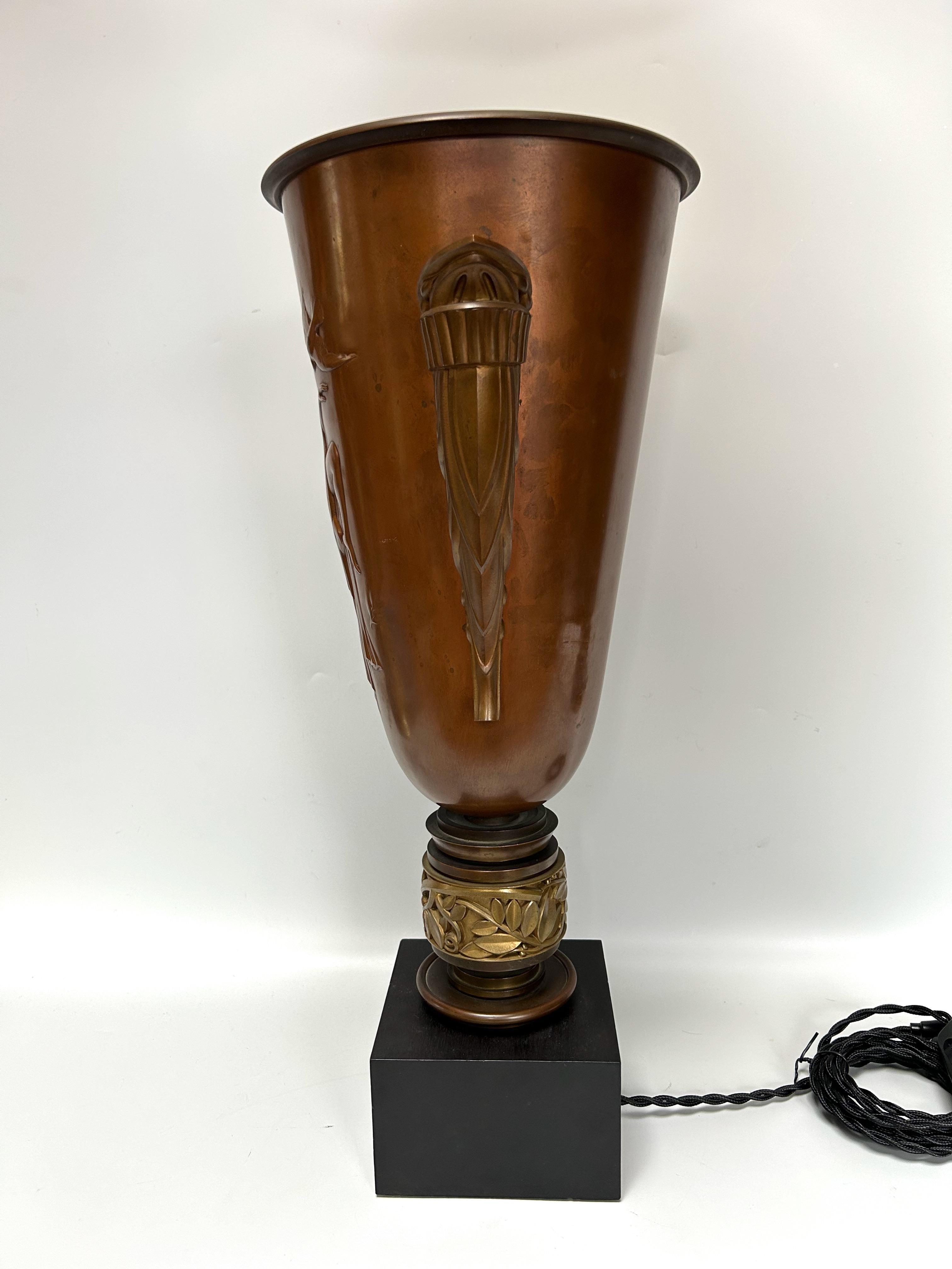 20th Century Art Deco Illuminated Urn Basin For Sale