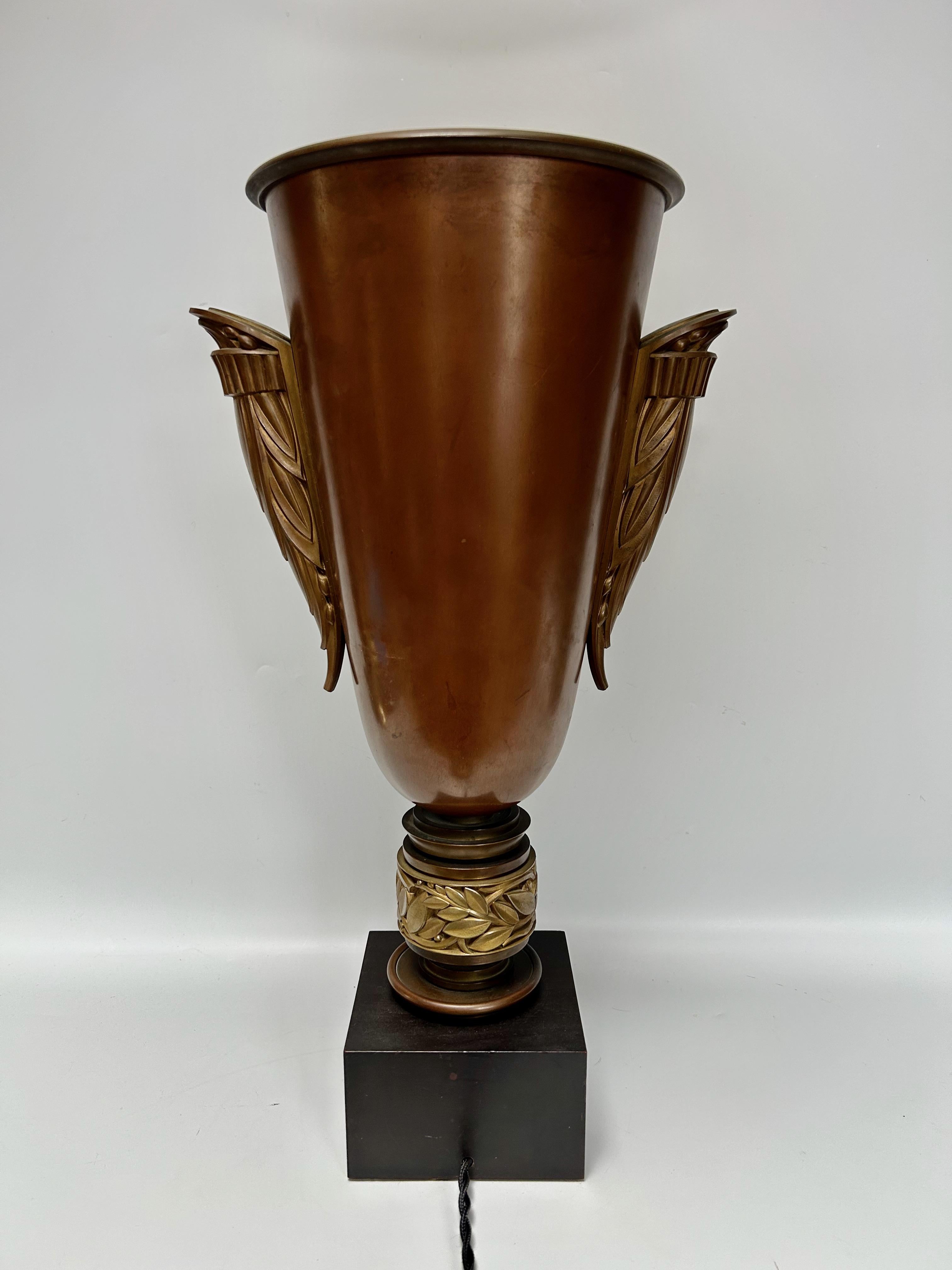Art Deco Illuminated Urn Basin For Sale 1