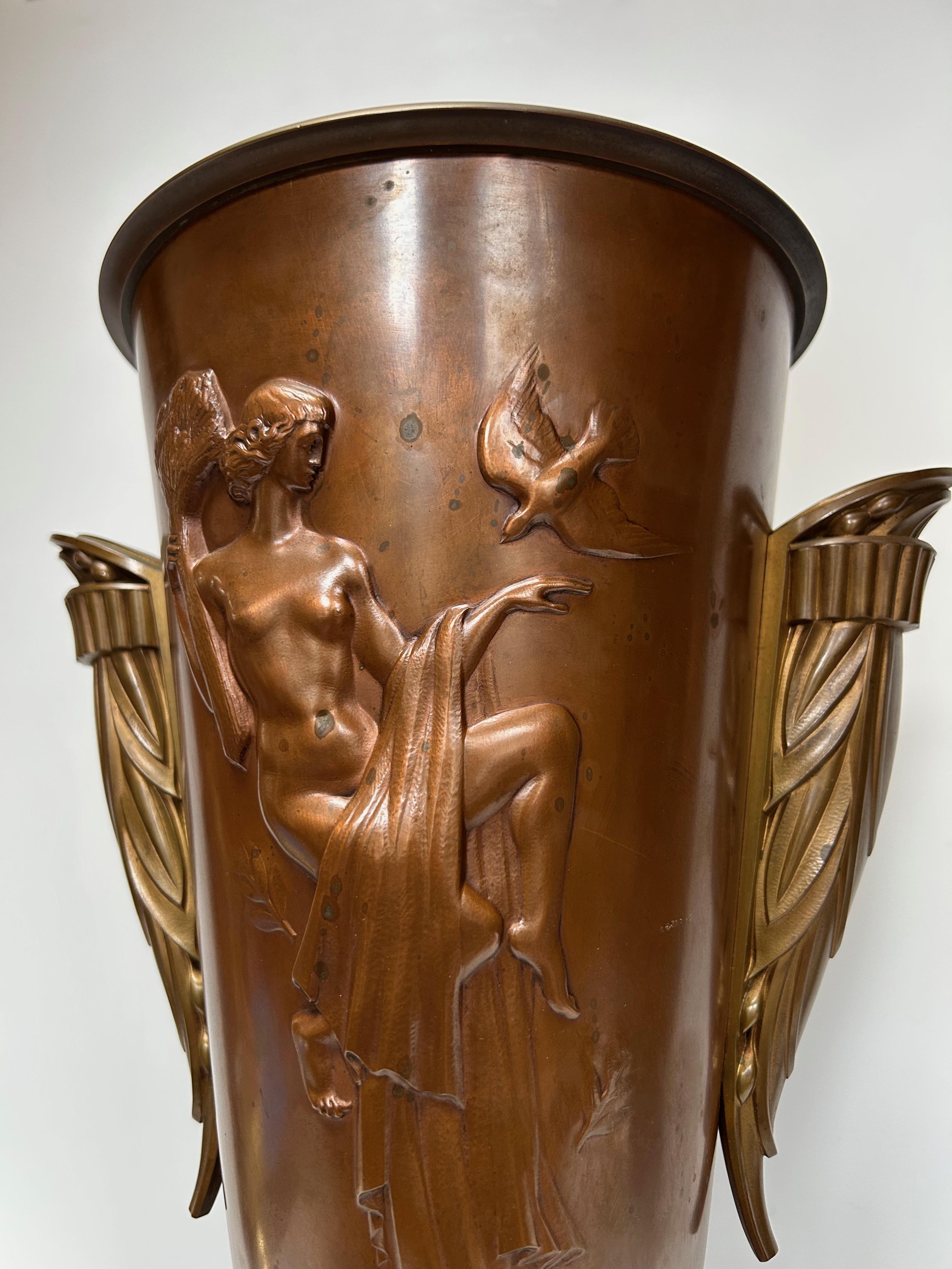 Art Deco Illuminated Urn Basin For Sale 3