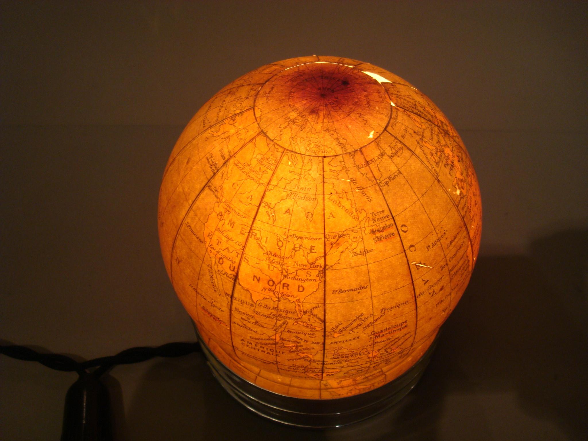 Art Deco illuminated world globe table lamp glass. Made in France.
Antique illuminating world globe. It has some little lines of the It would bring such worm feeling in a library or office.
Art Deco 'Pre-WWII' Globe of the world with an internal