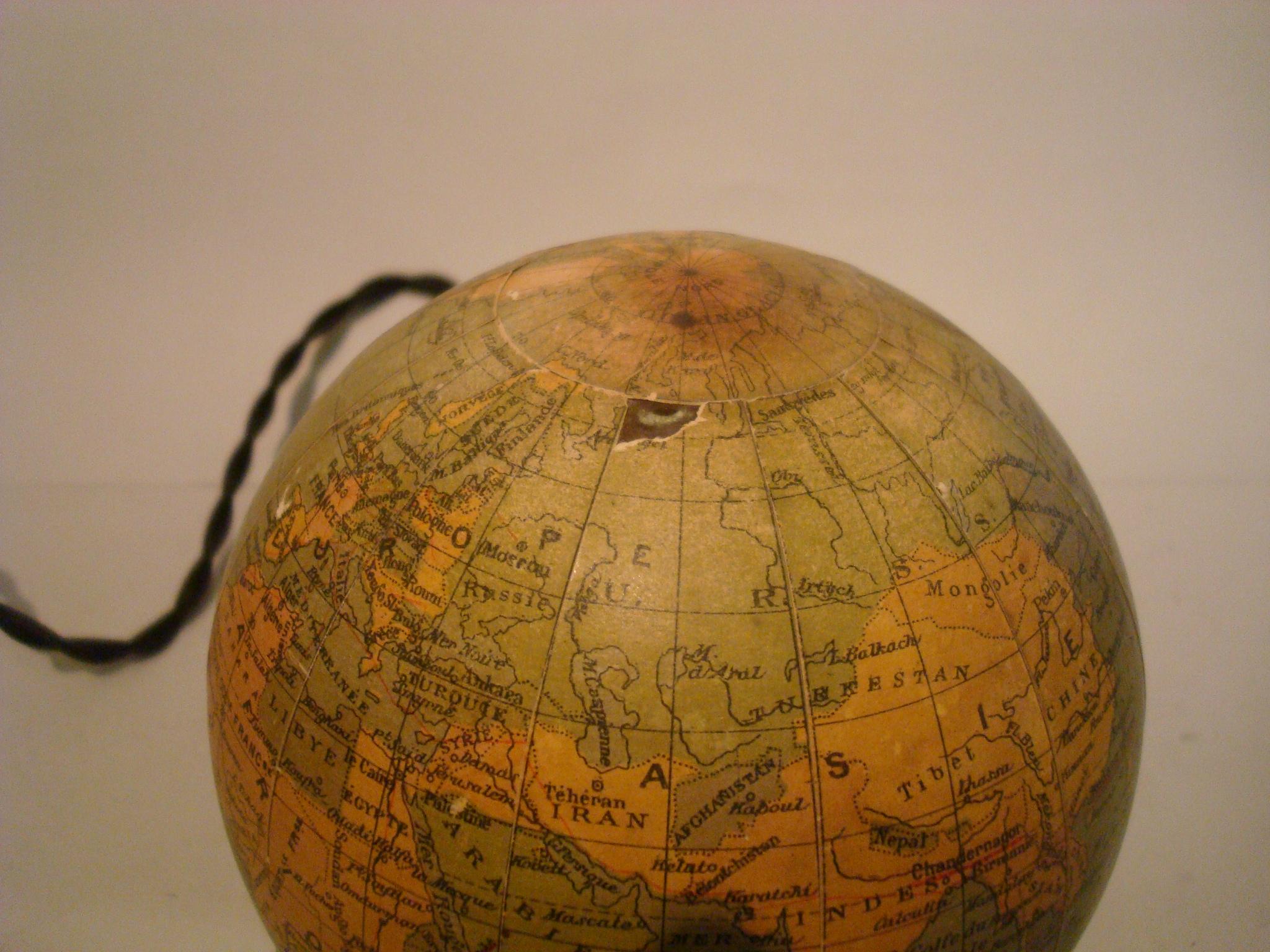 Art Deco Illuminated World Globe Table Lamp Glass, France In Good Condition In Buenos Aires, Olivos