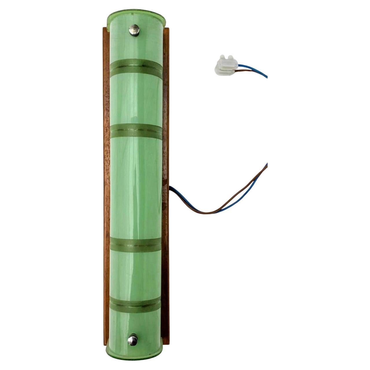 Fabulosos apliques ingleses Art Decó de 1930 y es uno de nuestros hallazgos más preciados de los últimos tiempos. El cristal está limpio y brillante y tiene un maravilloso color verde guisante; los herrajes cromados presentan mínimos signos de