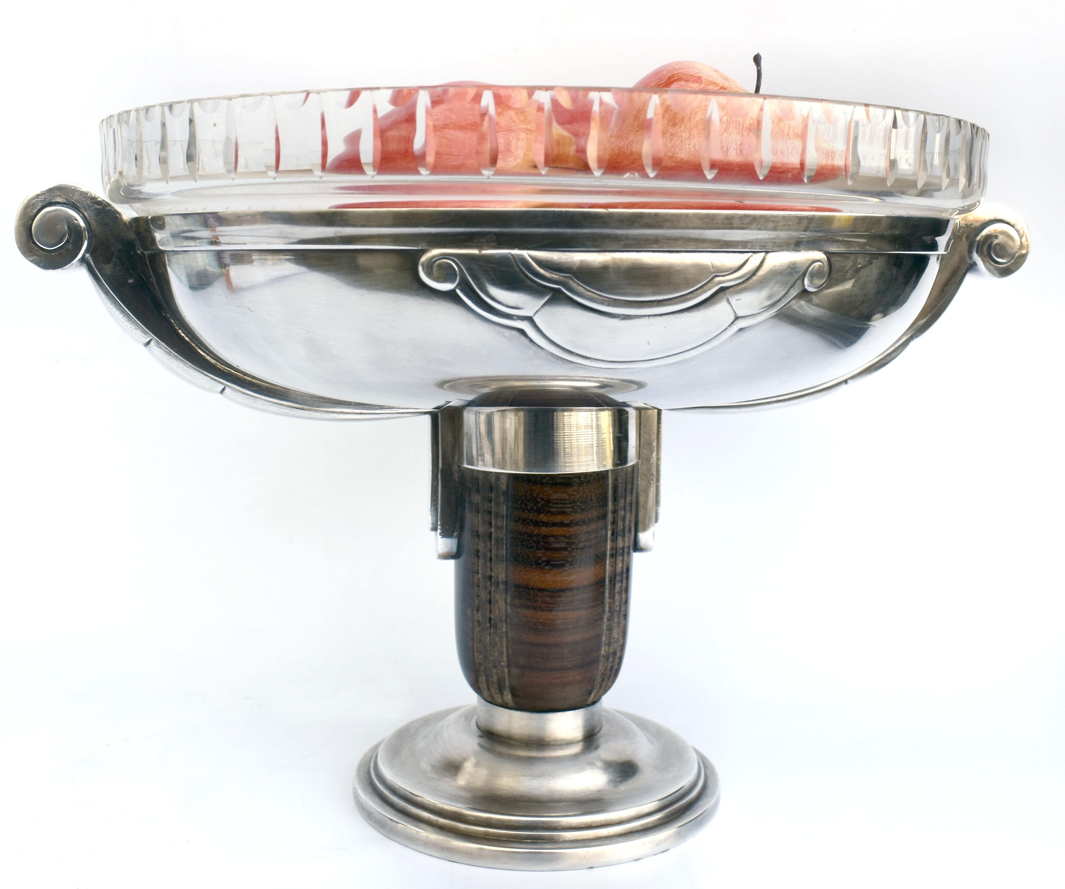 Modernistische Coupé- oder Obstschale aus Frankreich aus den 1930er Jahren mit originalem Kristallglaseinsatz. Das Metall ist versilbert, der Sockel aus Maccasar-Ebenholz. Ein stilvolles Statement als Mittelpunkt eines jeden Raumes oder Tisches. Auf