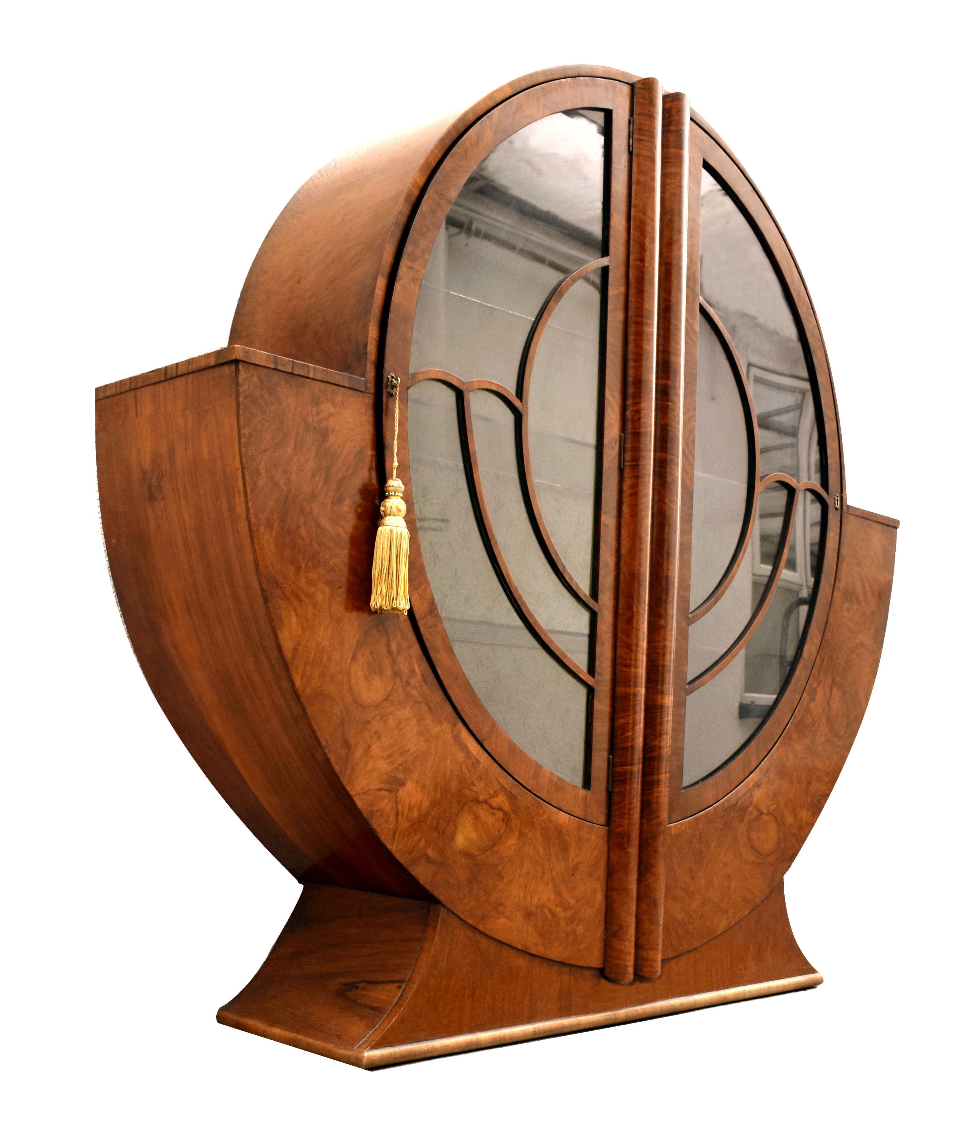 Impressively stylish and genuinely rare design is this superb 1930's English Art Deco Display cabinet. This beautiful cabinet is veneered in beautifully figured walnut veneer which has the most glorious patterning to the grain and retains a warm