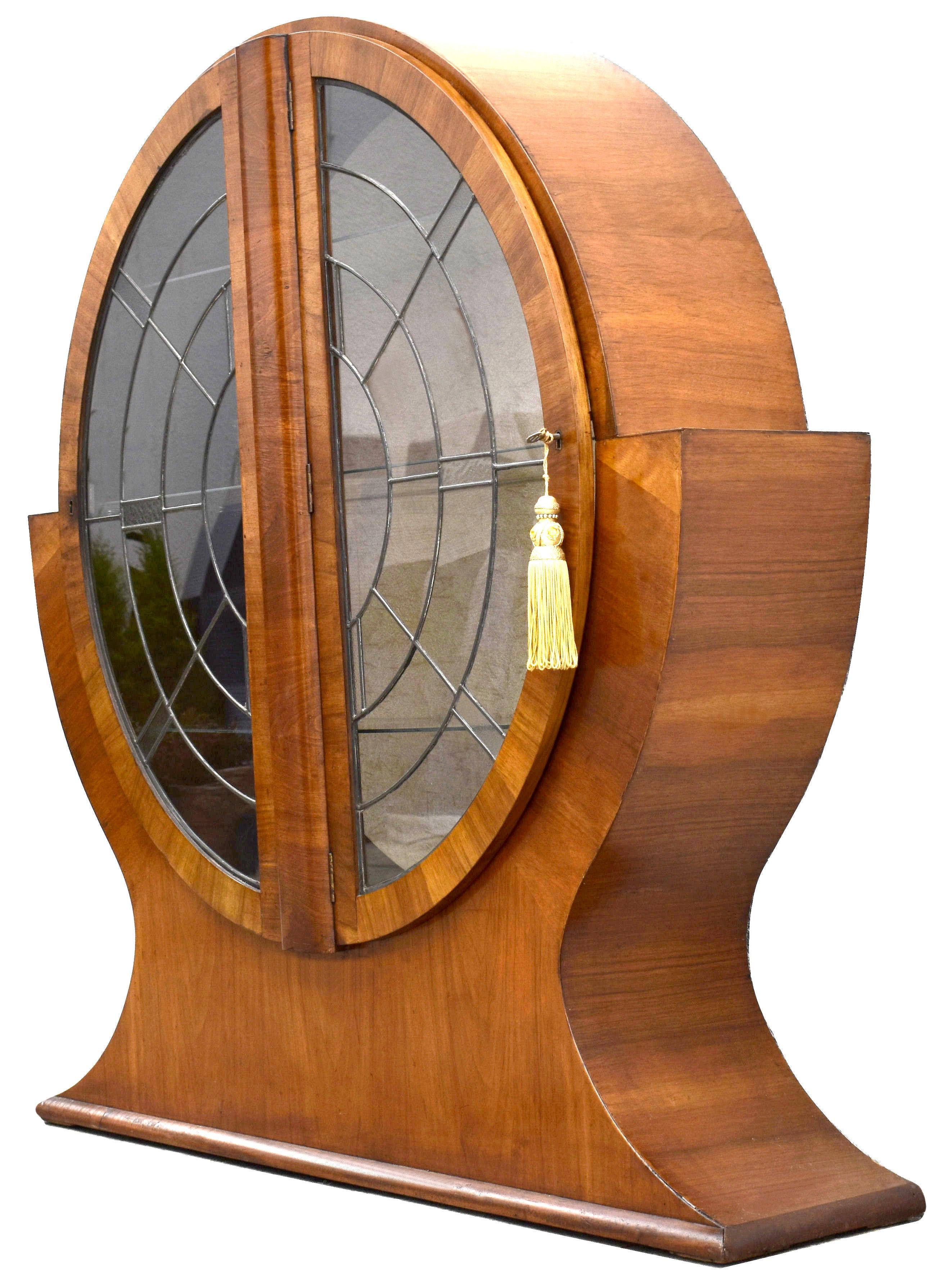 This is a superb example of an English made Art Deco display cabinet, dating to the 1930's and very popular at the time for displaying your best 'china' usually displayed in what was known as the 'front room' which was mainly for show and used to