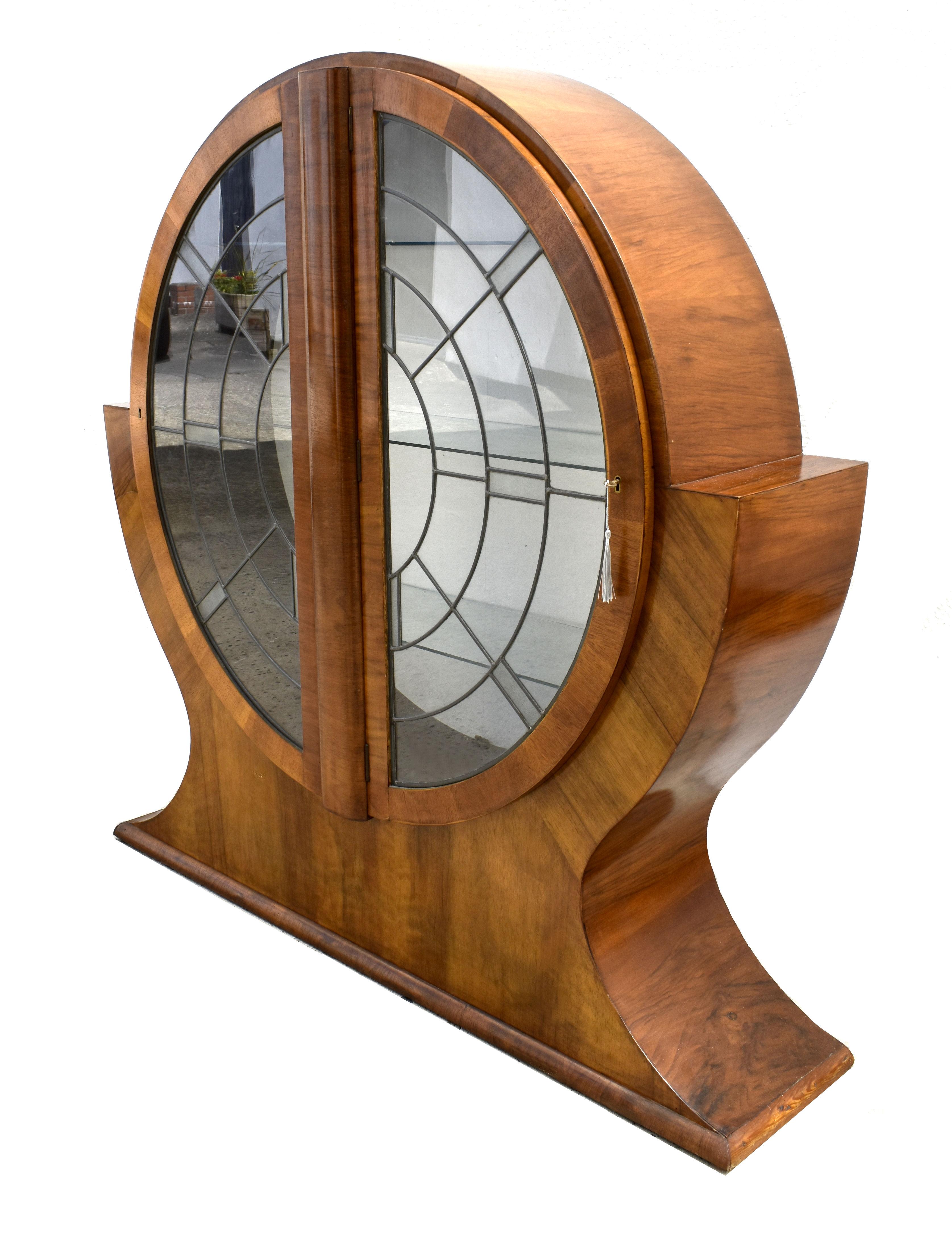 This is a superb example of an English made Art Deco display cabinet, dating to the 1930s and very popular at the time for displaying your best 'china' usually displayed in what was known as the 'front room' which was mainly for show and used to