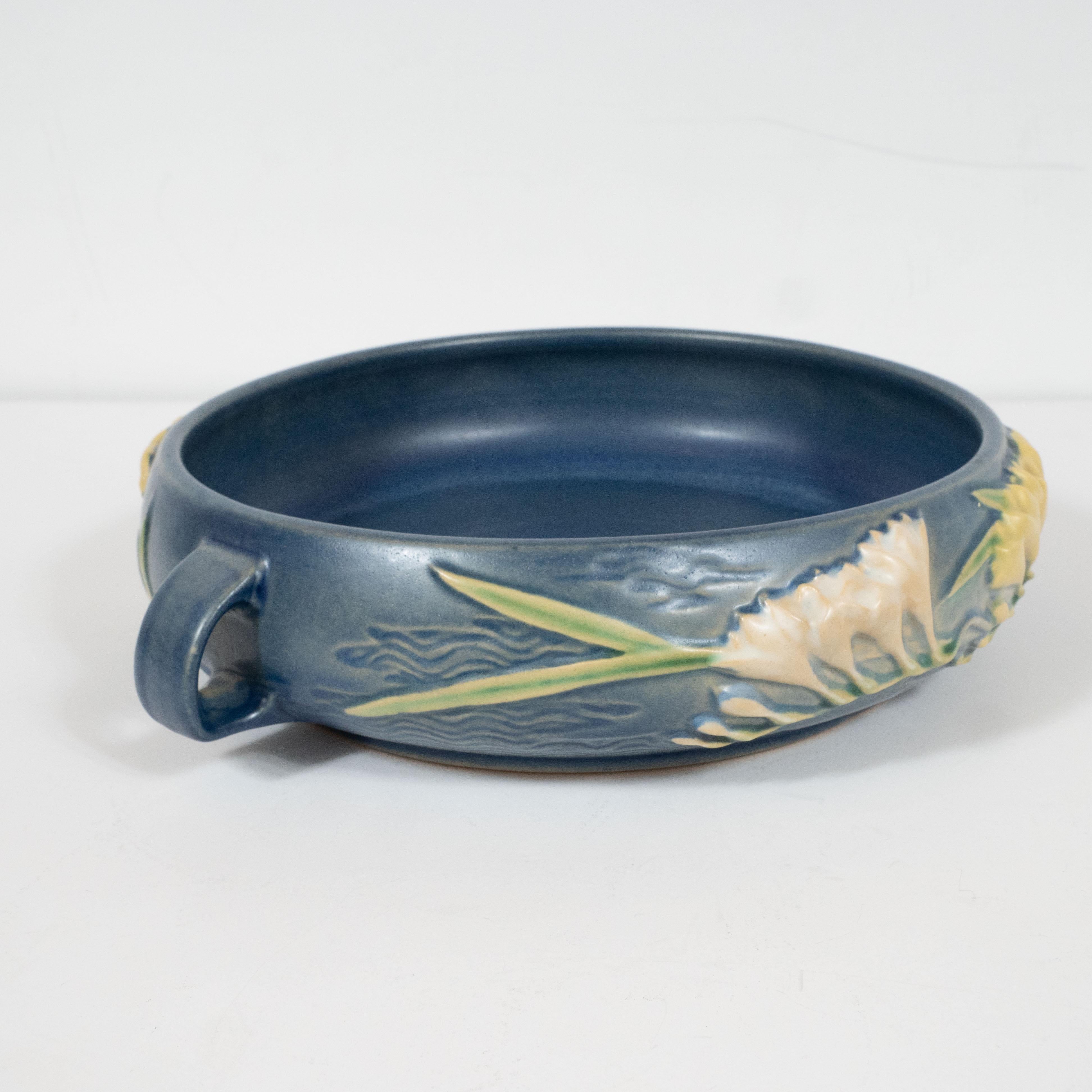 Indigofarbene Dekoschale im Art déco-Stil mit Lilienmotiv von Roseville (Keramik) im Angebot