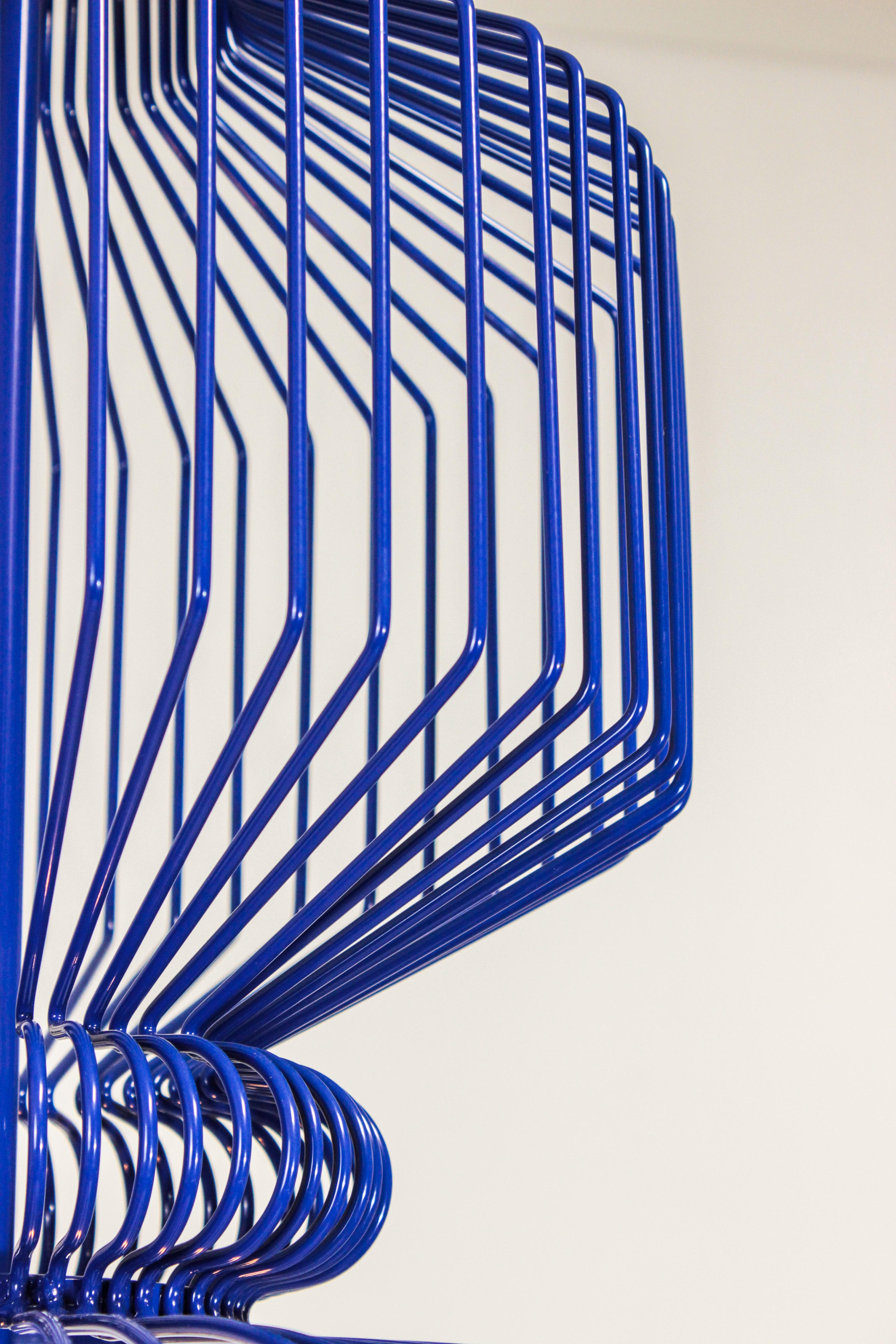 Art Deco, Lampada a sospensione industriale blu cobalto fatta a mano con rivoluzione a sospensione in vendita 1