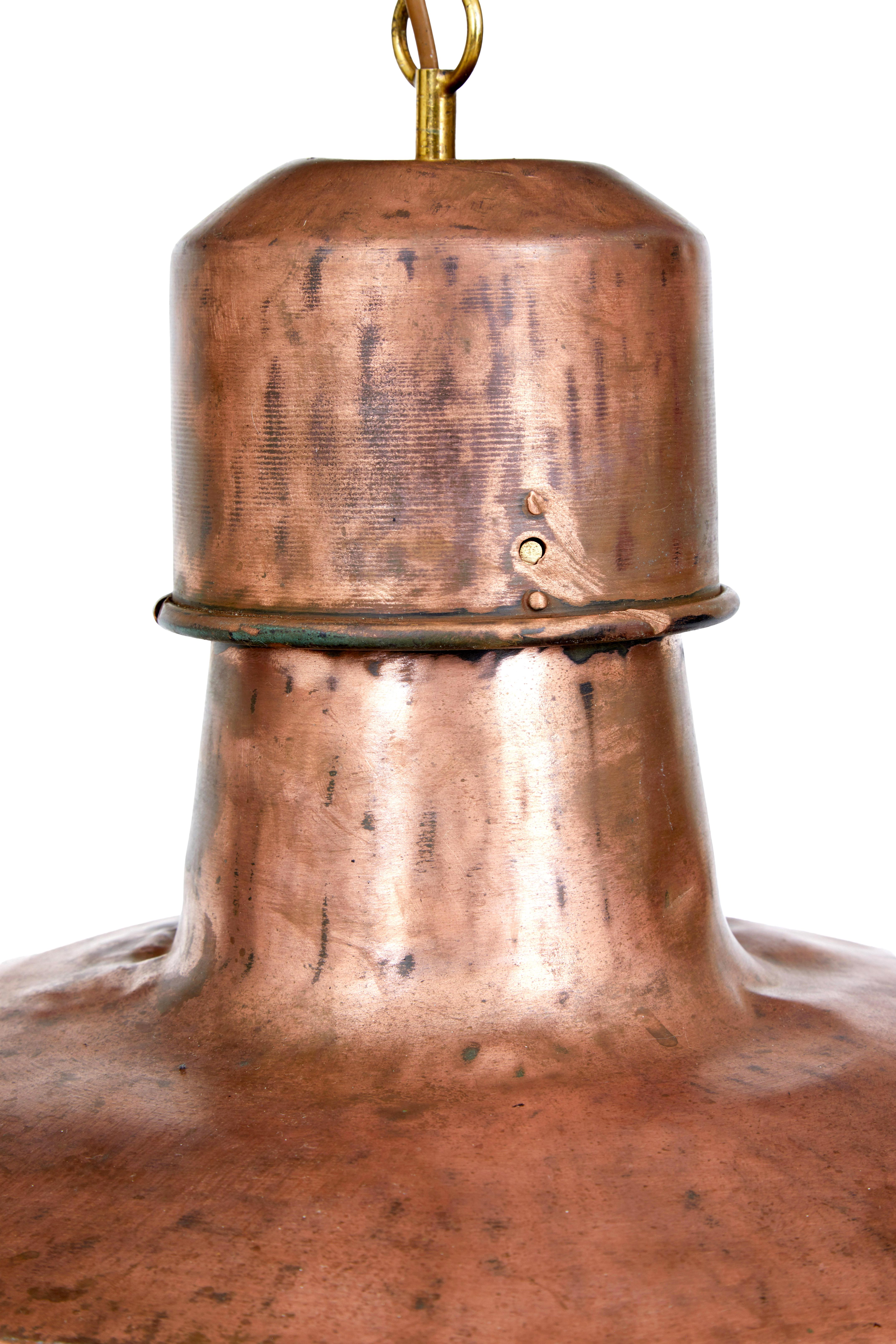 Magnífica lámpara de techo de época Art Decó de 1920.

Ideal para varias habitaciones de la casa, pero especialmente para la cocina.  Elegante forma de cobre, con portalámparas de una bombilla.  Suspendida de una cadena de latón.

Pintado por dentro