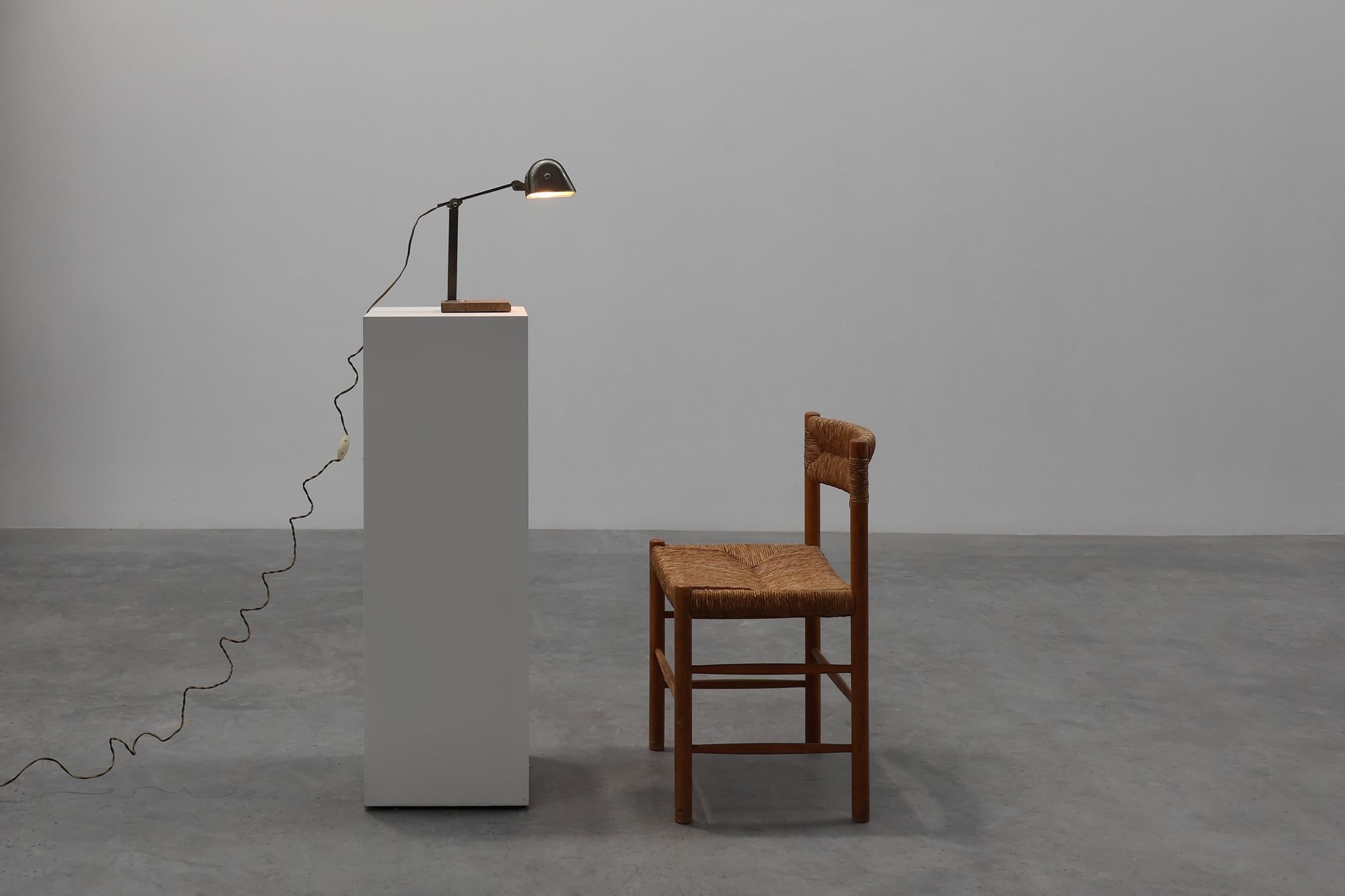 Belgien / 1930 / Schreibtischlampe / Metall, Travertin / Art Deco

Diese Schreibtischlampe aus den 1930er Jahren ist ein eindrucksvolles Beispiel für das belgische Industriedesign des frühen 20. Jahrhunderts und verkörpert die schlichte Geometrie